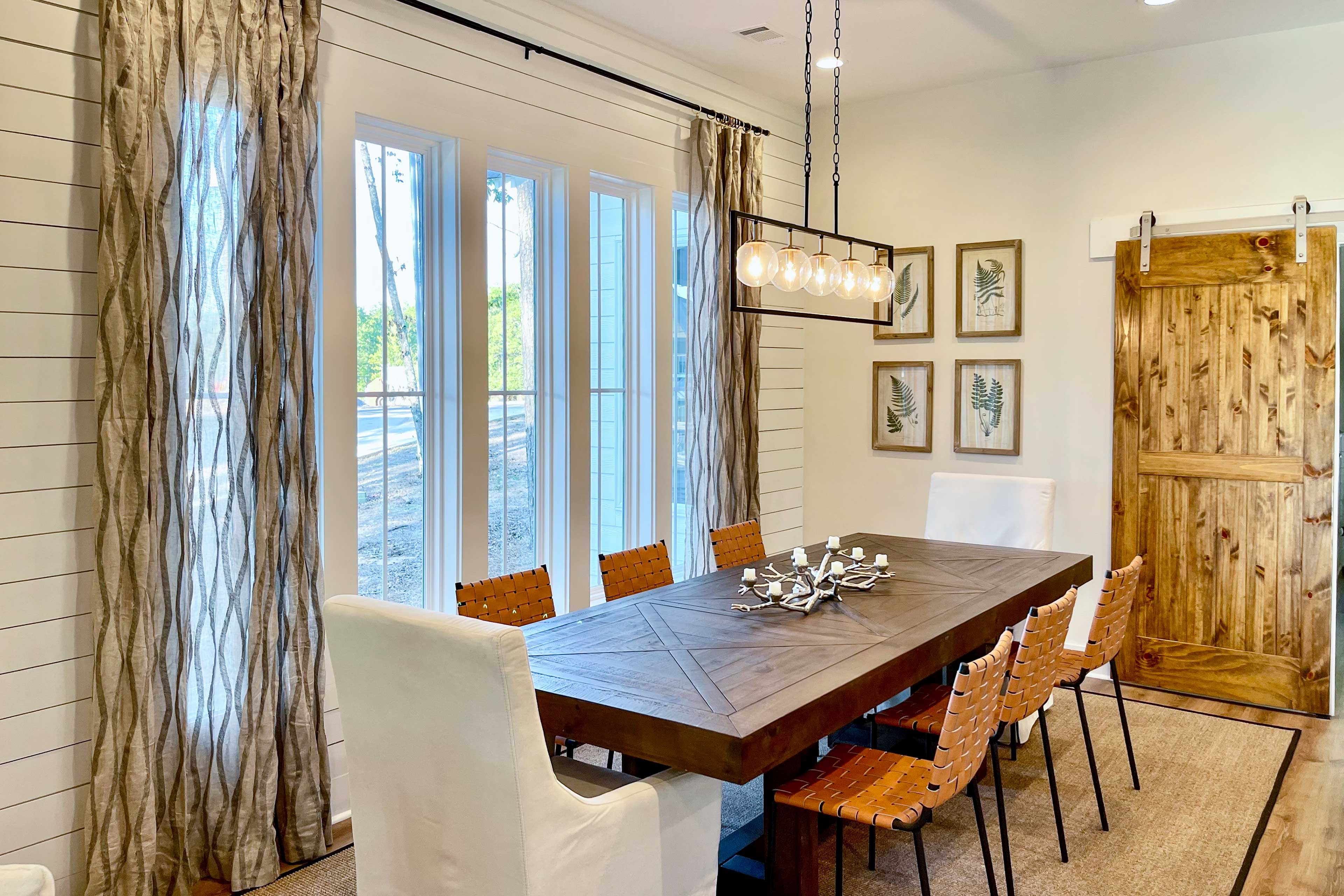 Dining Area | Dishware Provided