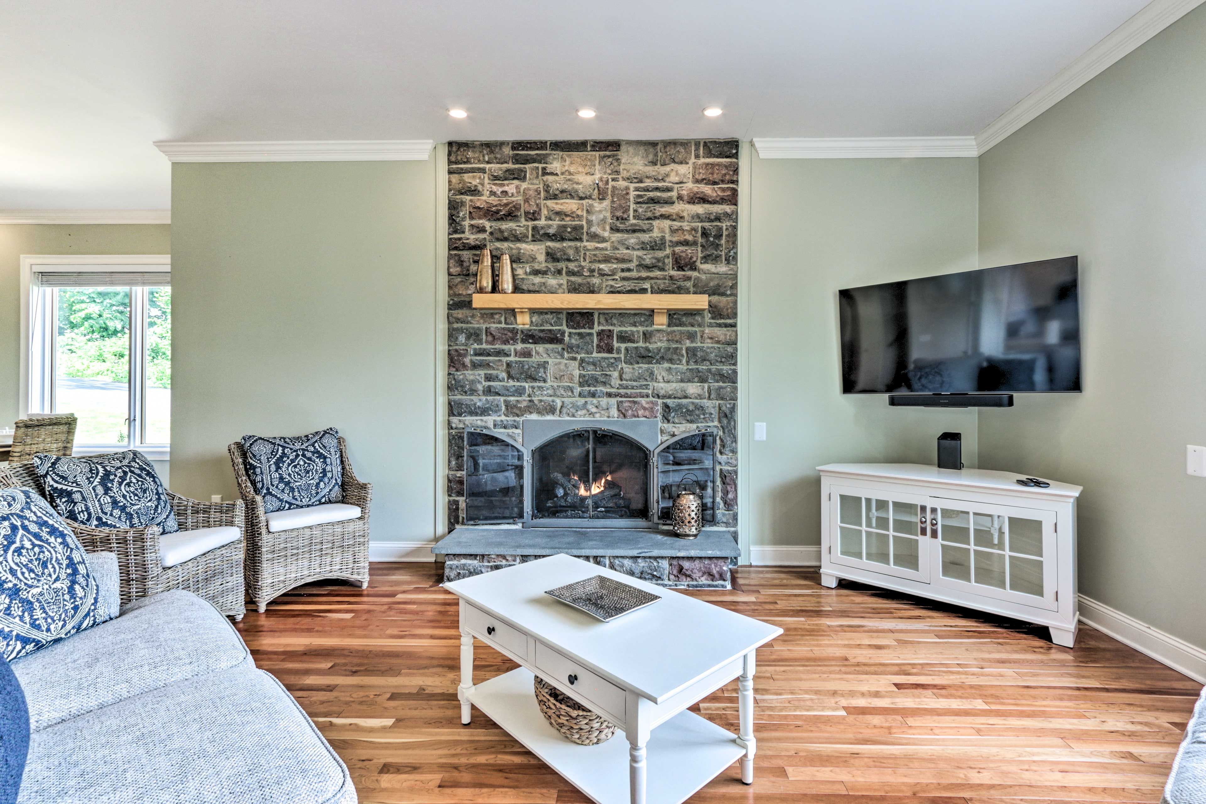 Living Room | Smart TV | Gas Fireplace | Open Layout
