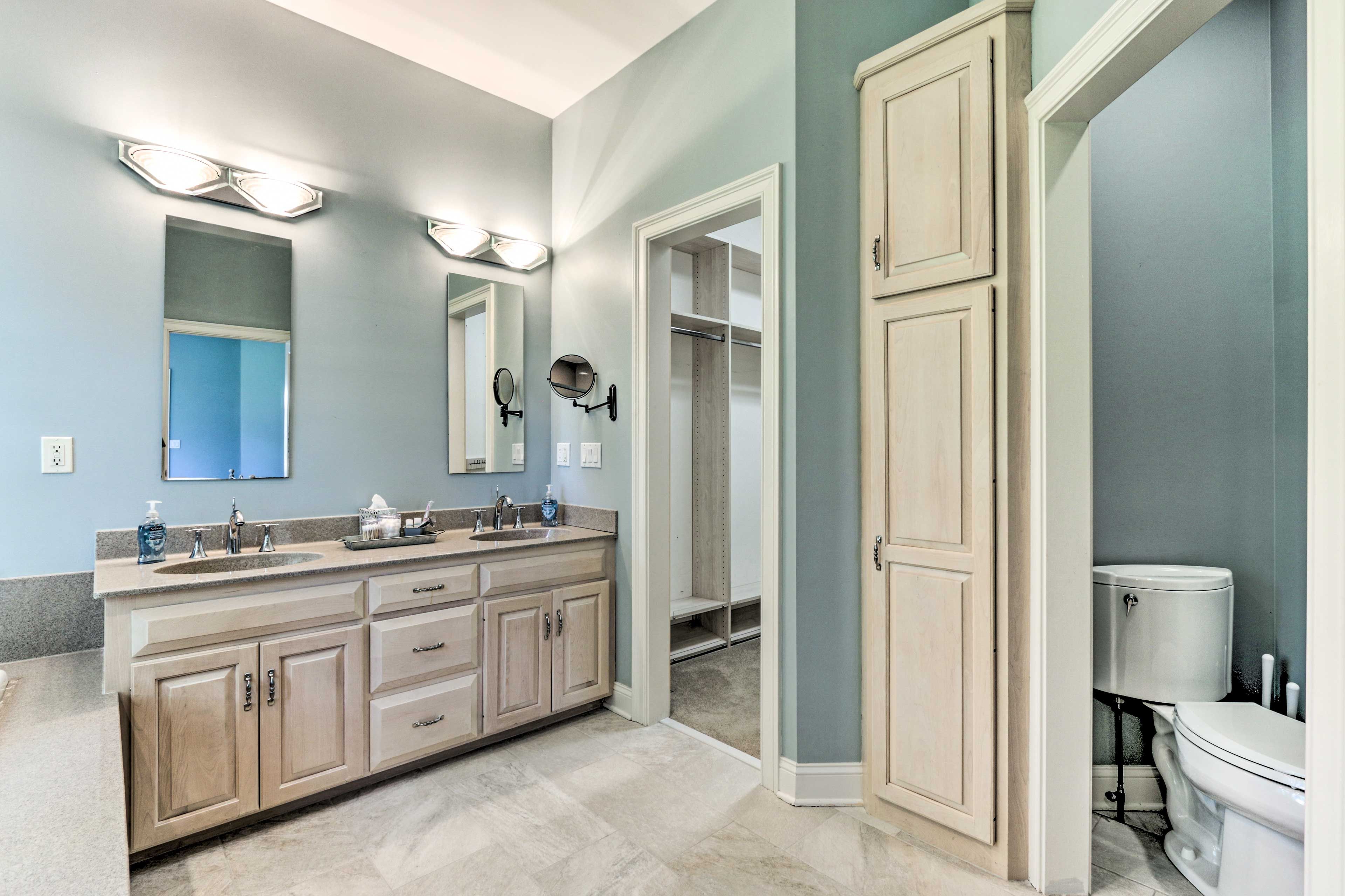 En-Suite Bathroom | Jetted Tub | Complimentary Toiletries