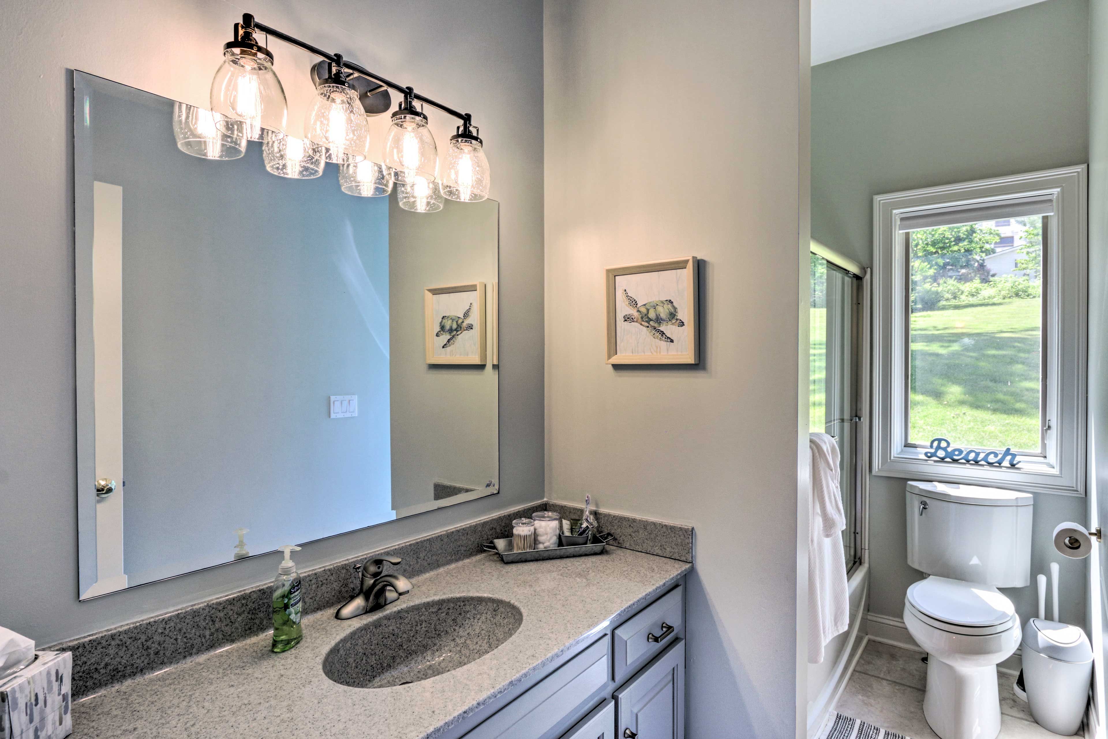Full Bathroom | Towels Provided