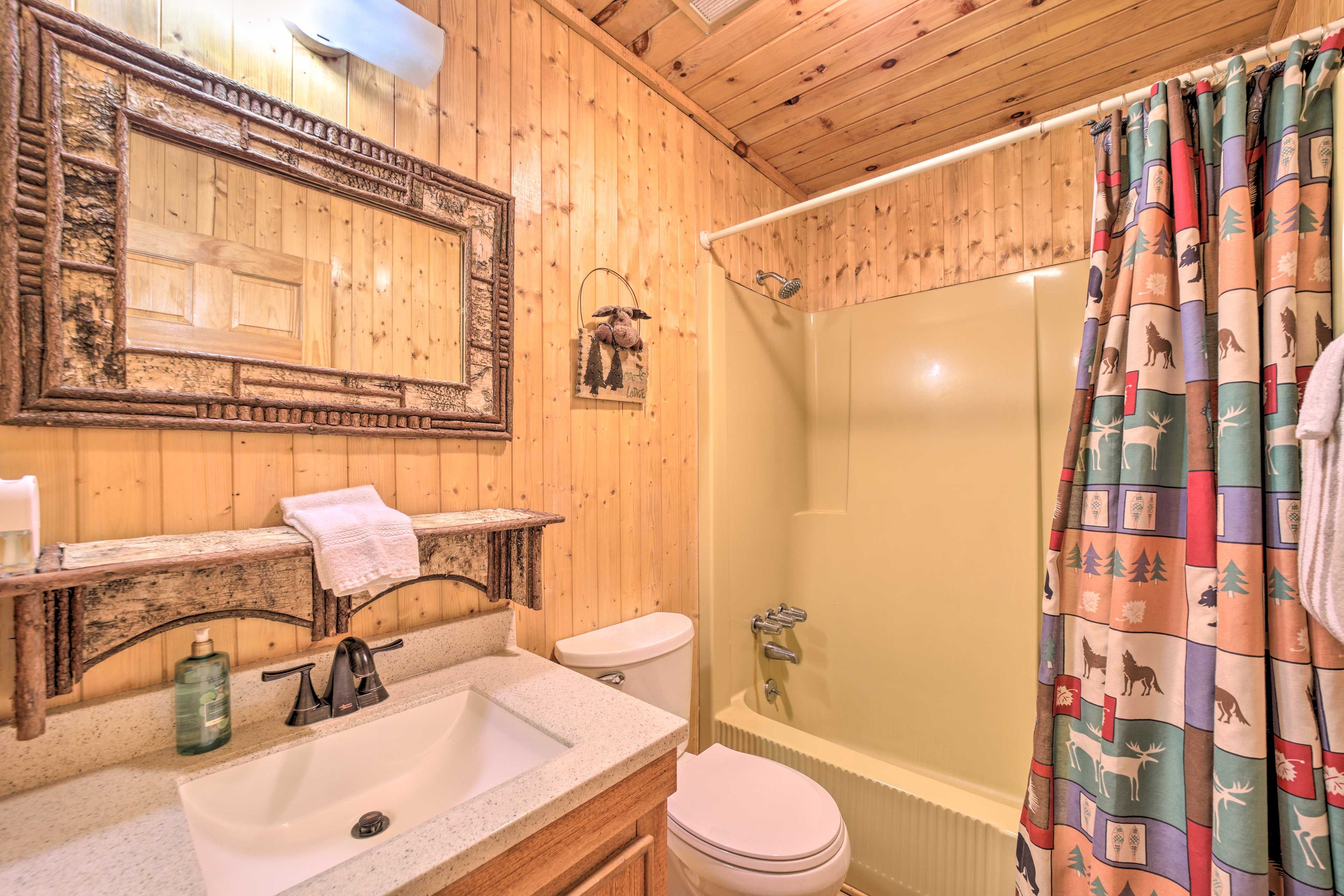 Full Bathroom | Main Level | Complimentary Toiletries | Towels