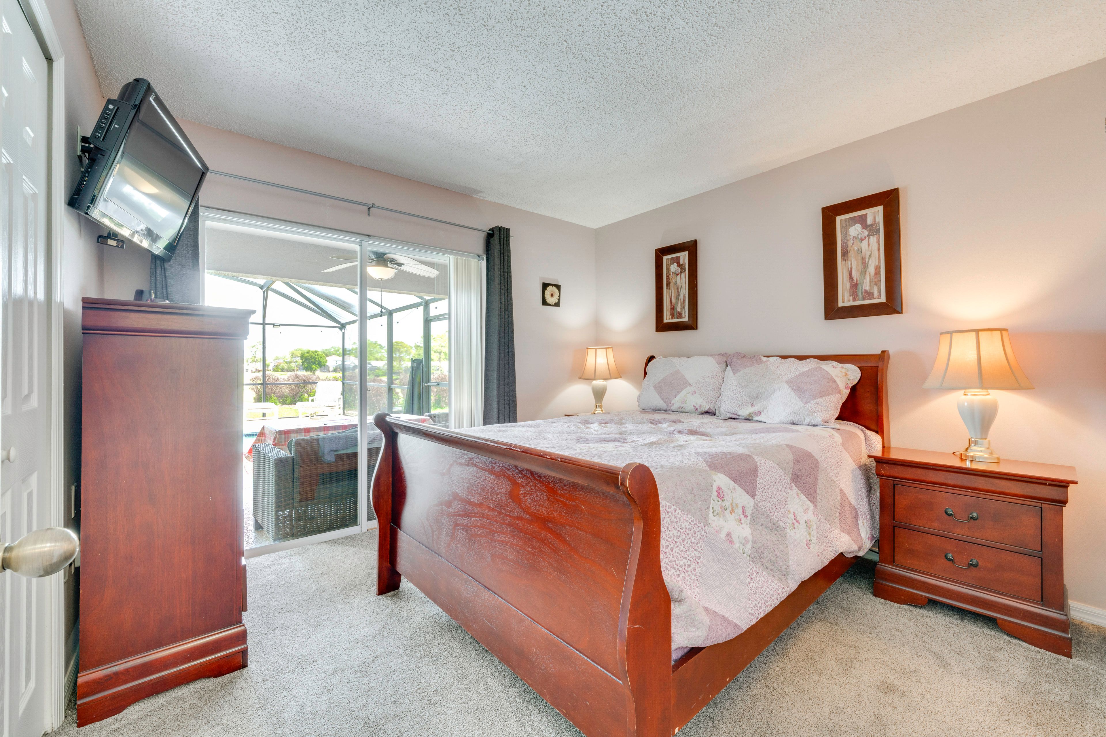 Bedroom 1 | Queen Bed | Linens Provided | 1st Floor