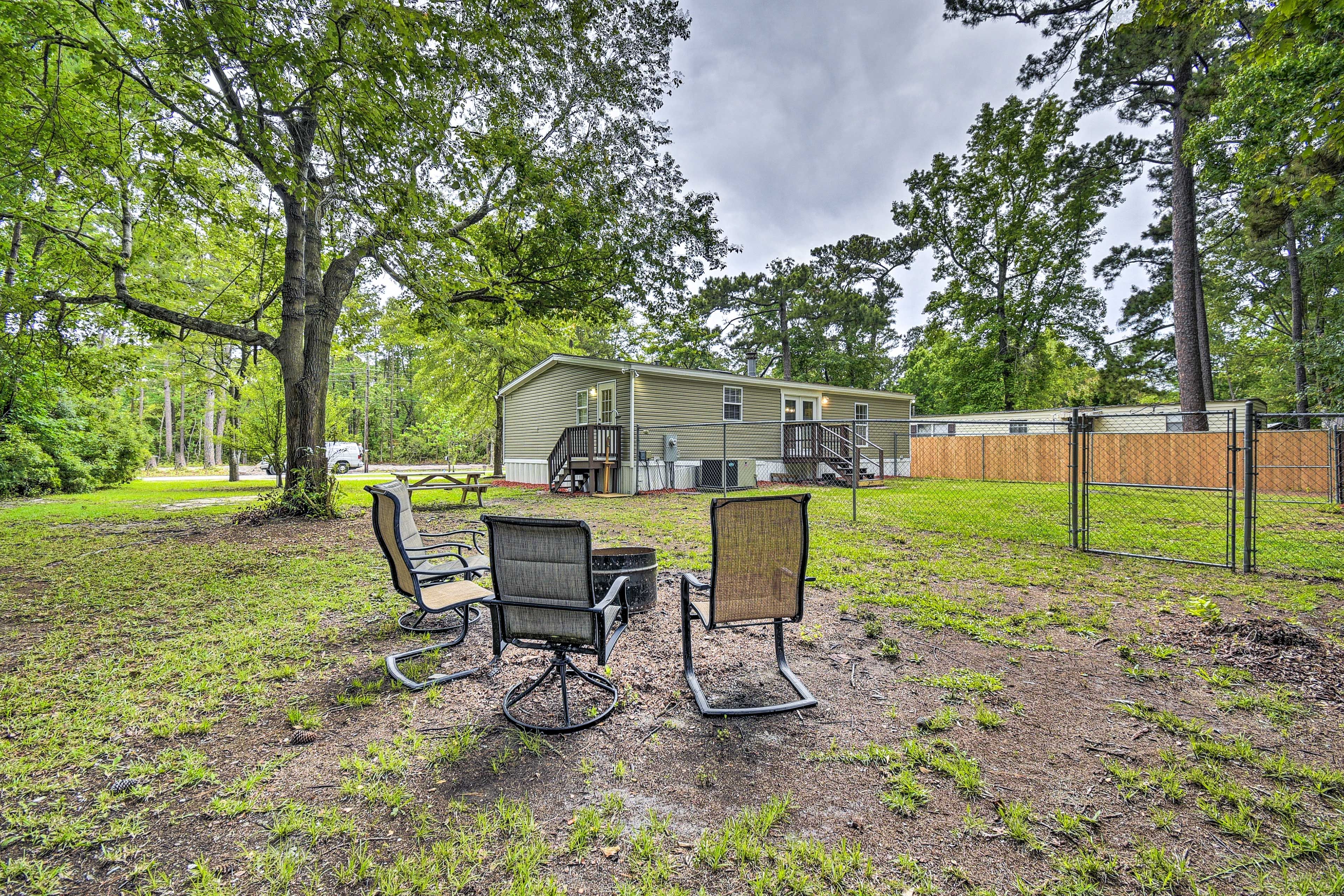 Property Exterior | Picnic Table
