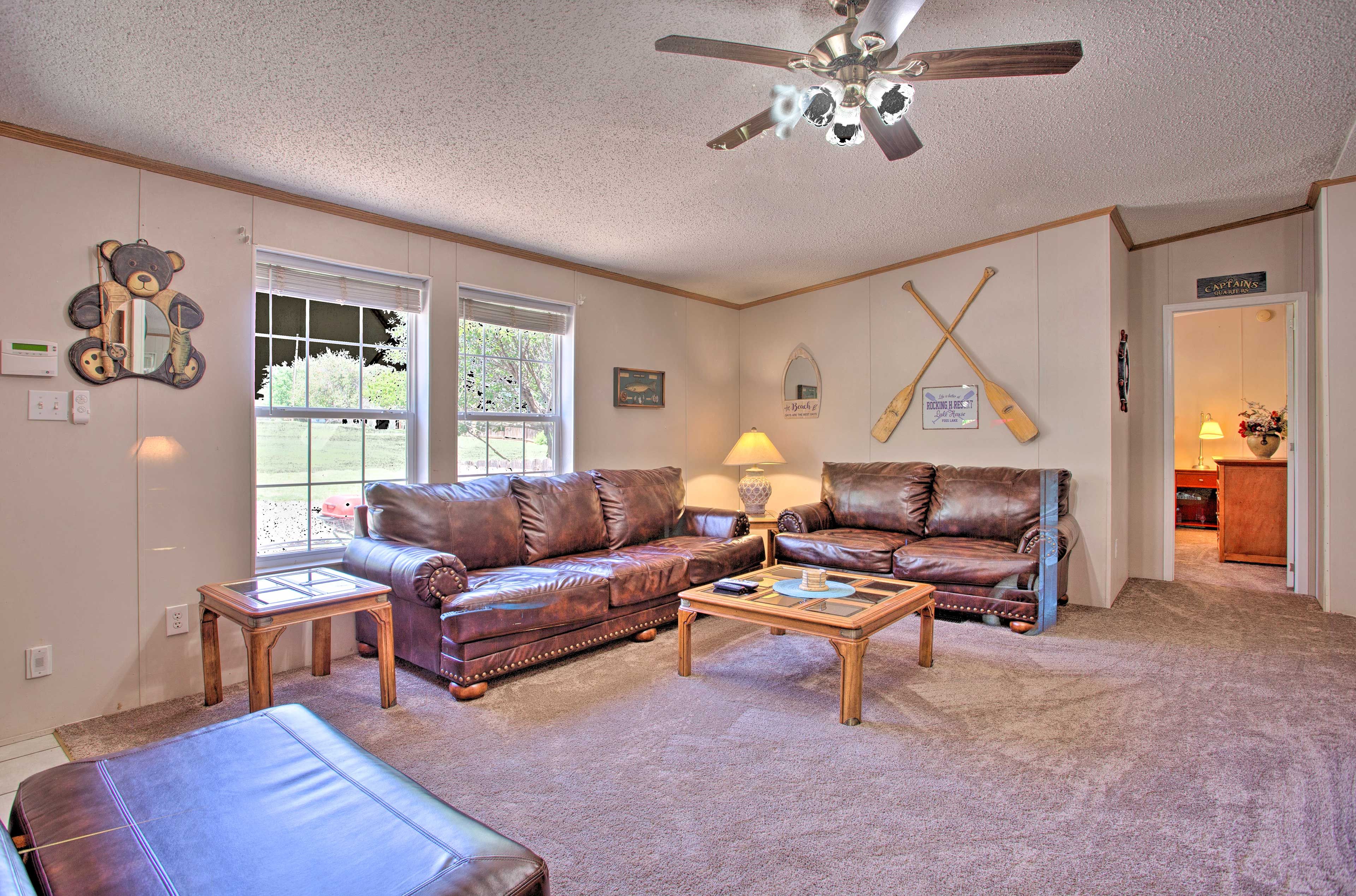 Living Room | Flat-Screen Cable TV | Central A/C & Heating