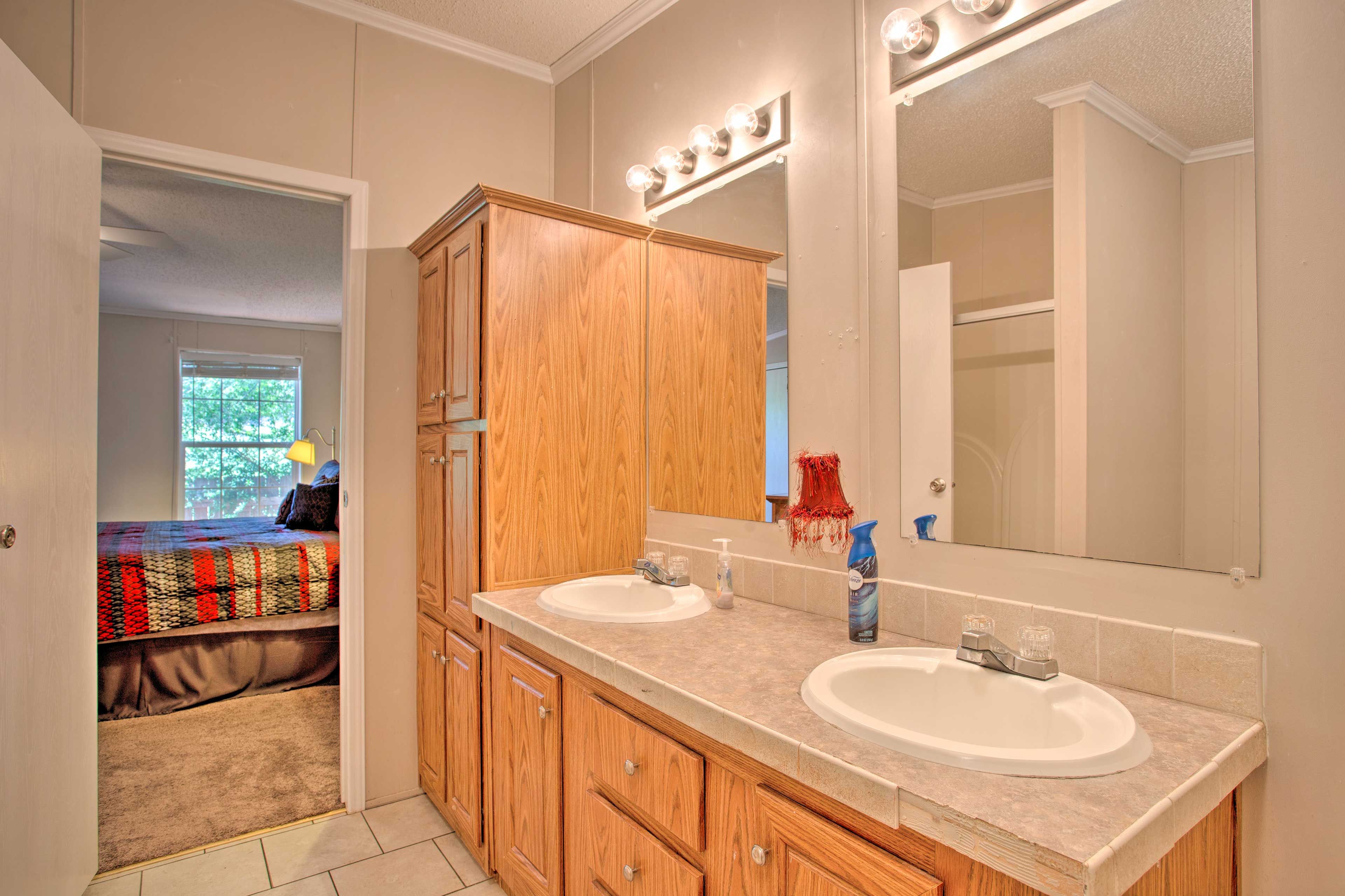 En-Suite Bathroom | Complimentary Toiletries | Hair Dryer | Towels Provided