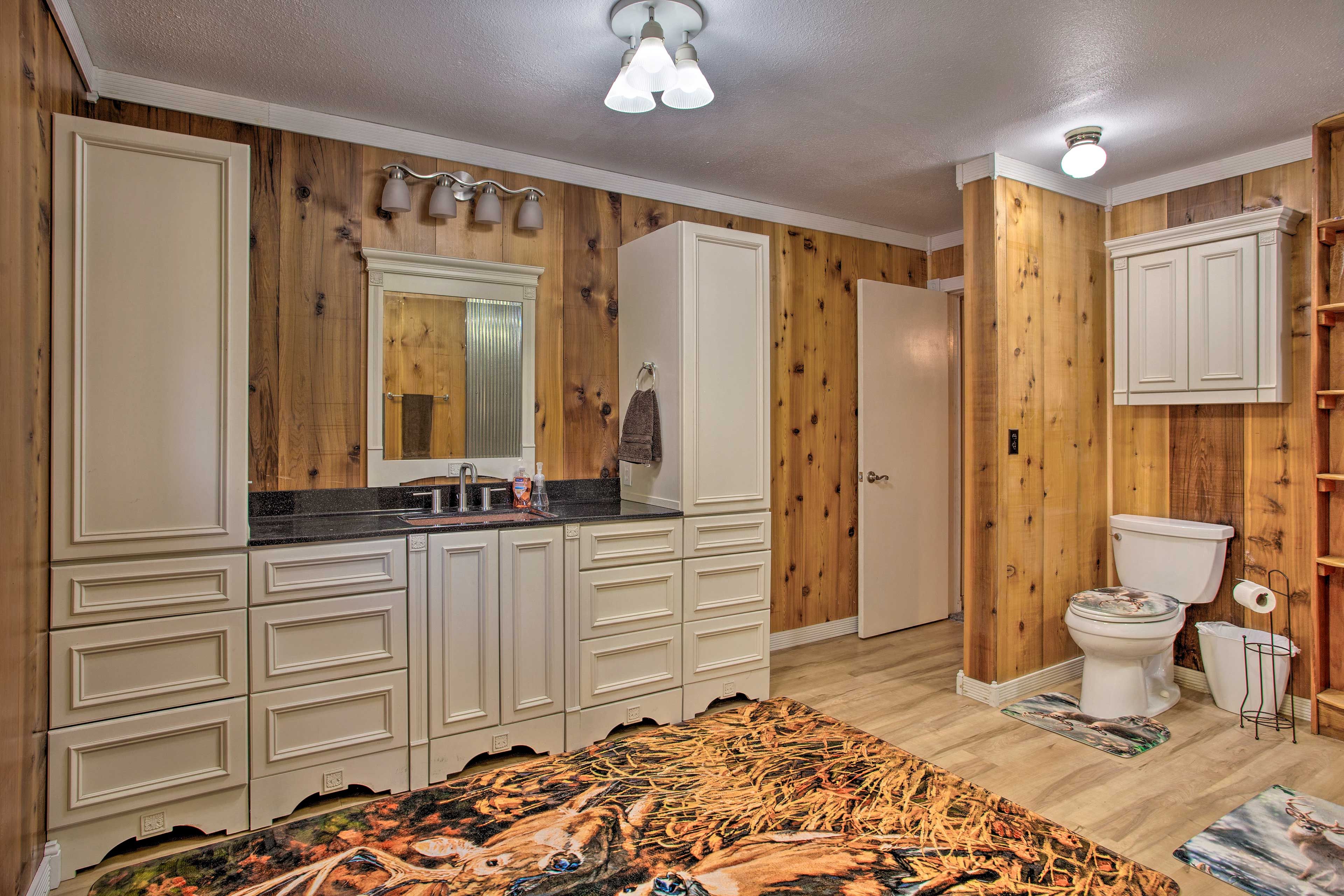 En-Suite Bathroom | Complimentary Toiletries | Towels Provided