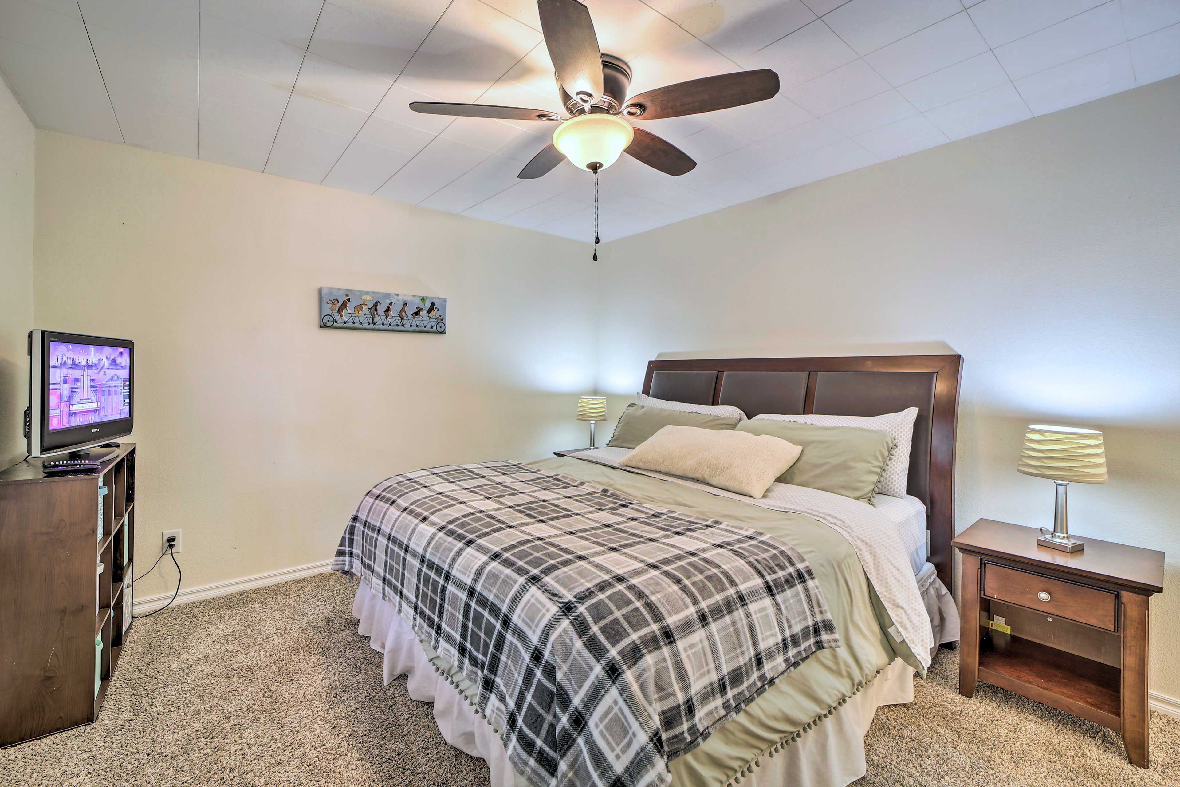Bedroom 1 | King Bed | Linens Provided | 1st Floor | Roku Smart TV w/ Cable