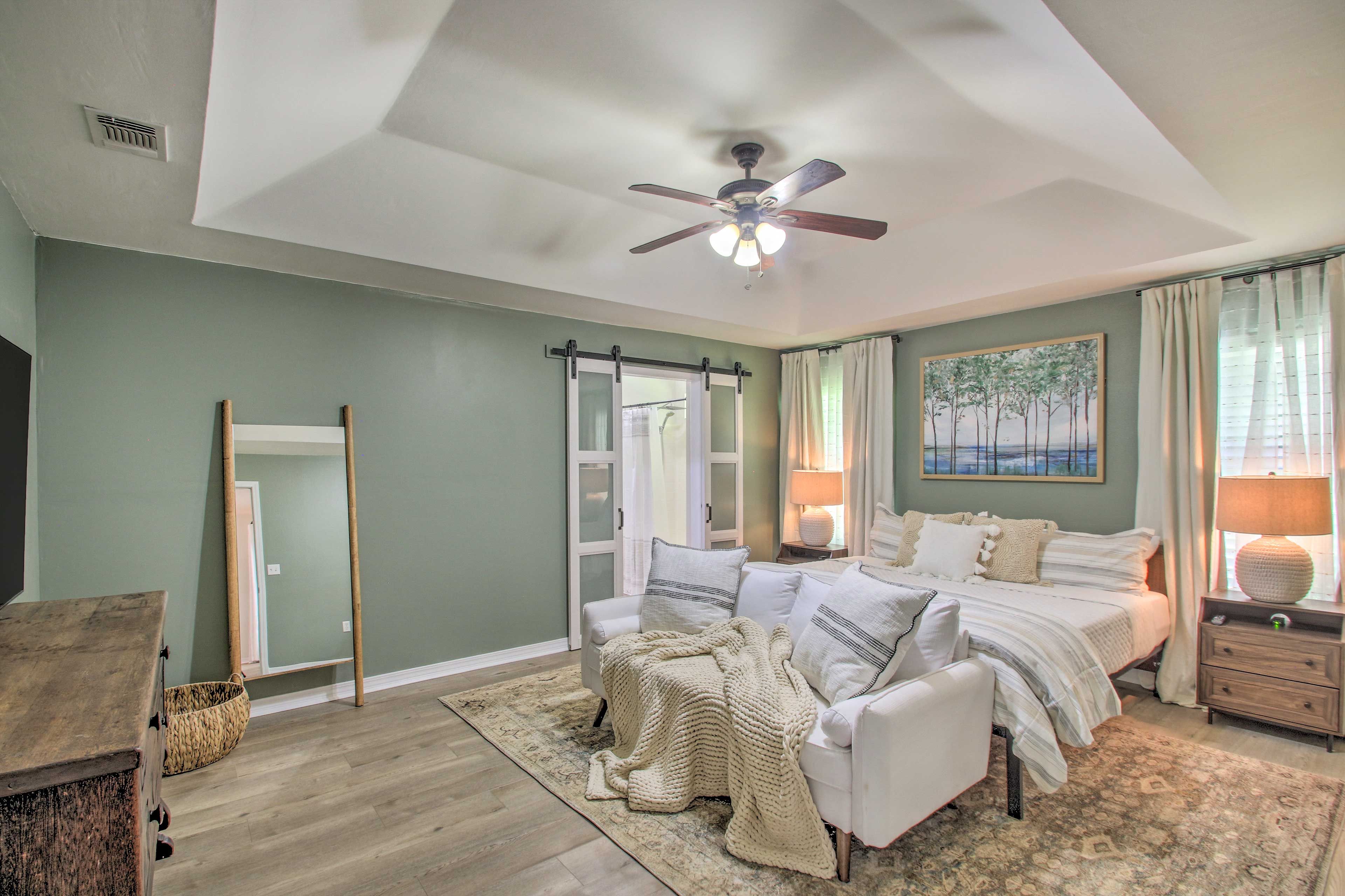 Bedroom Suite 1 | King Bed | Smart TV | En-Suite Bathroom
