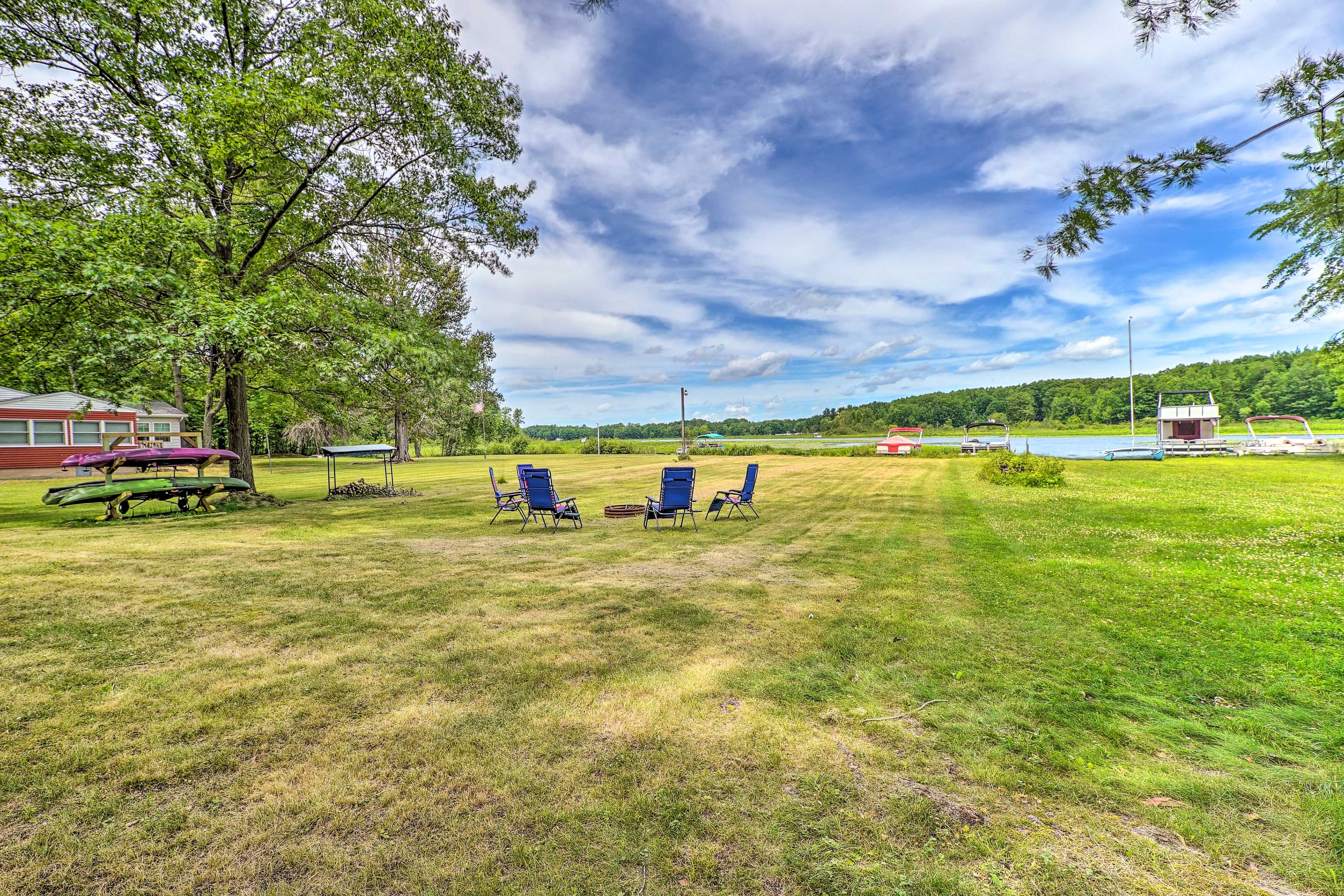 Yard | Fire Pit | 4 Kayaks | Life Vests | Beach Towels & Chairs