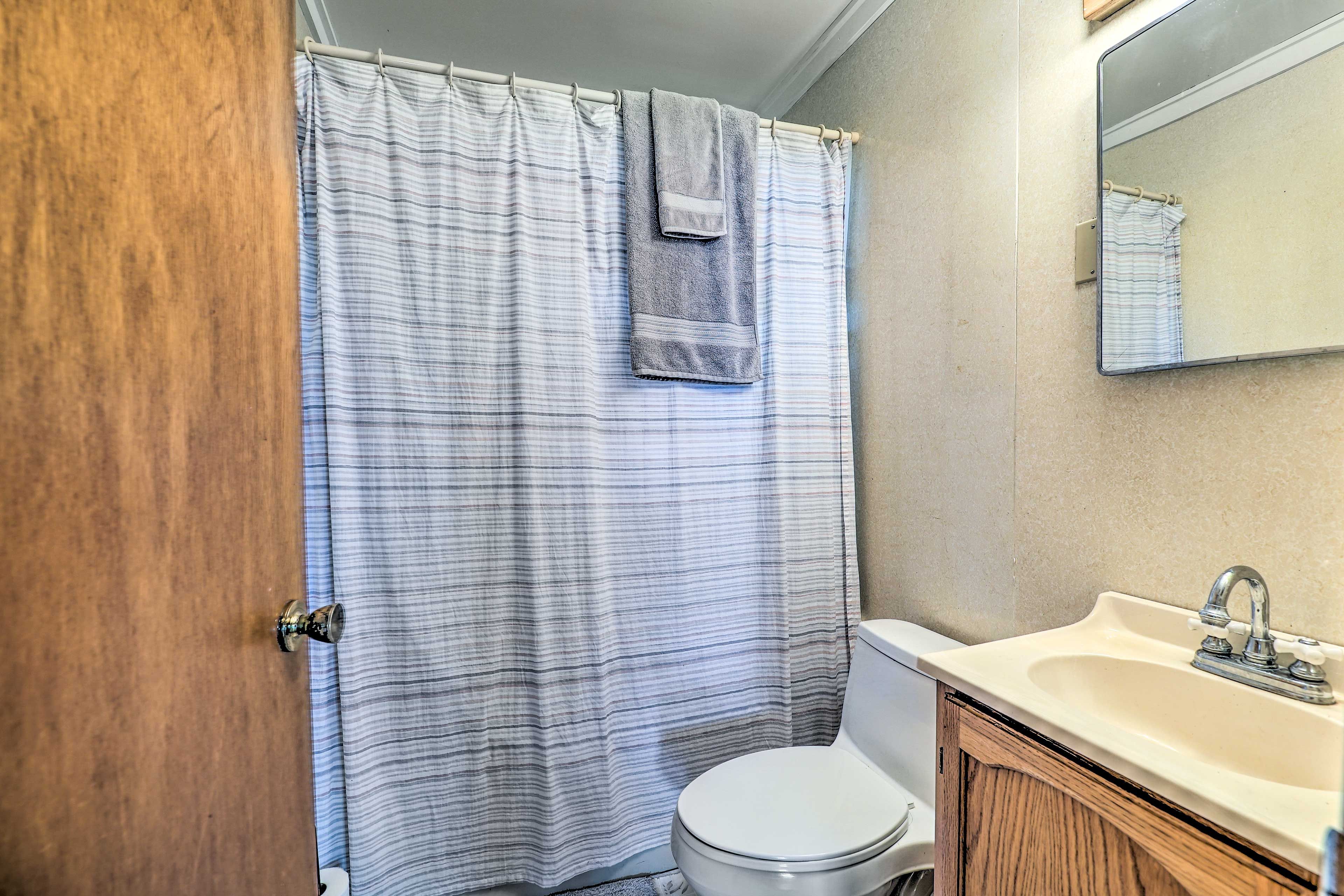 Full Bathroom | Complimentary Toiletries | Towels Provided
