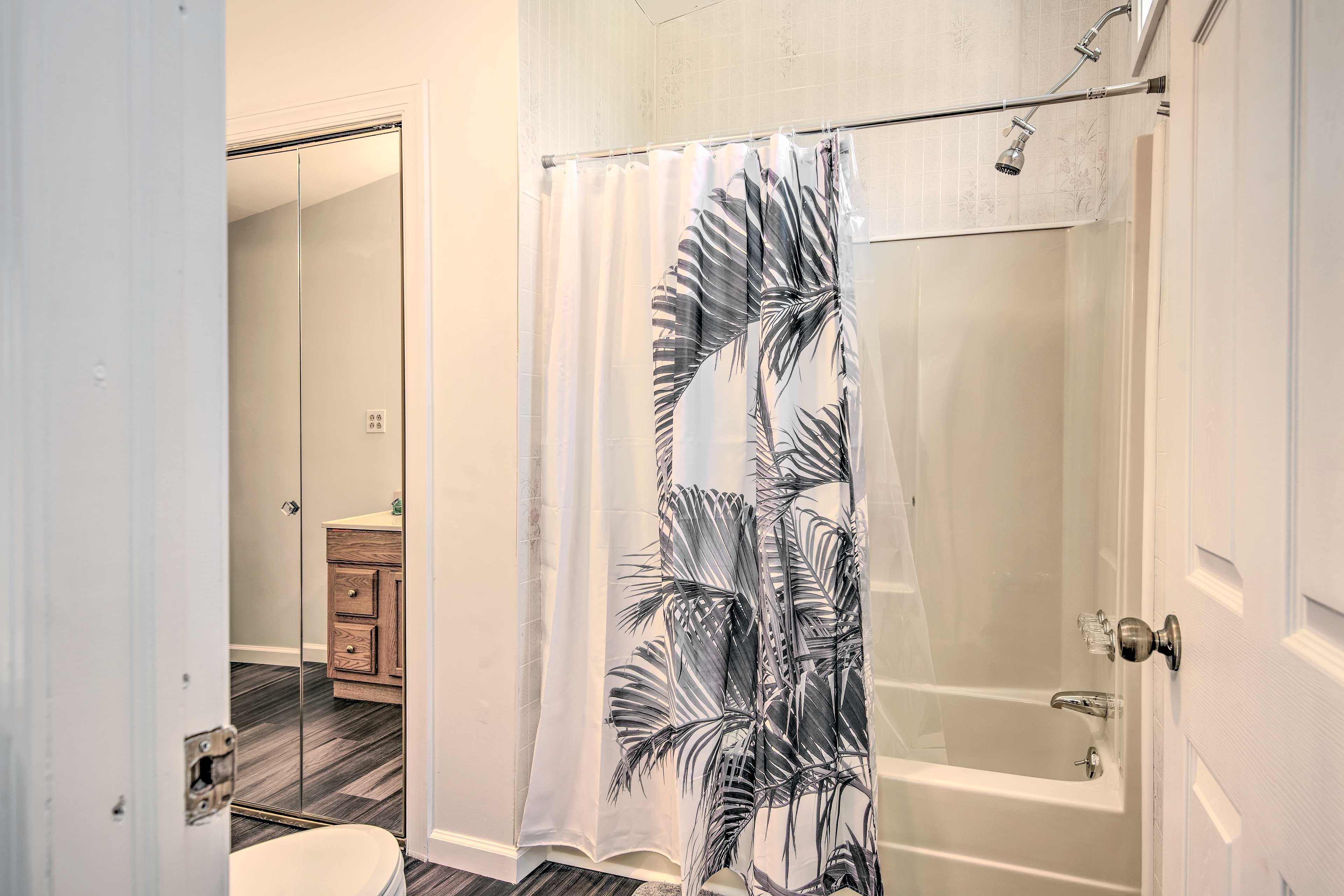 Full Bathroom | 1st Floor | Towels Provided
