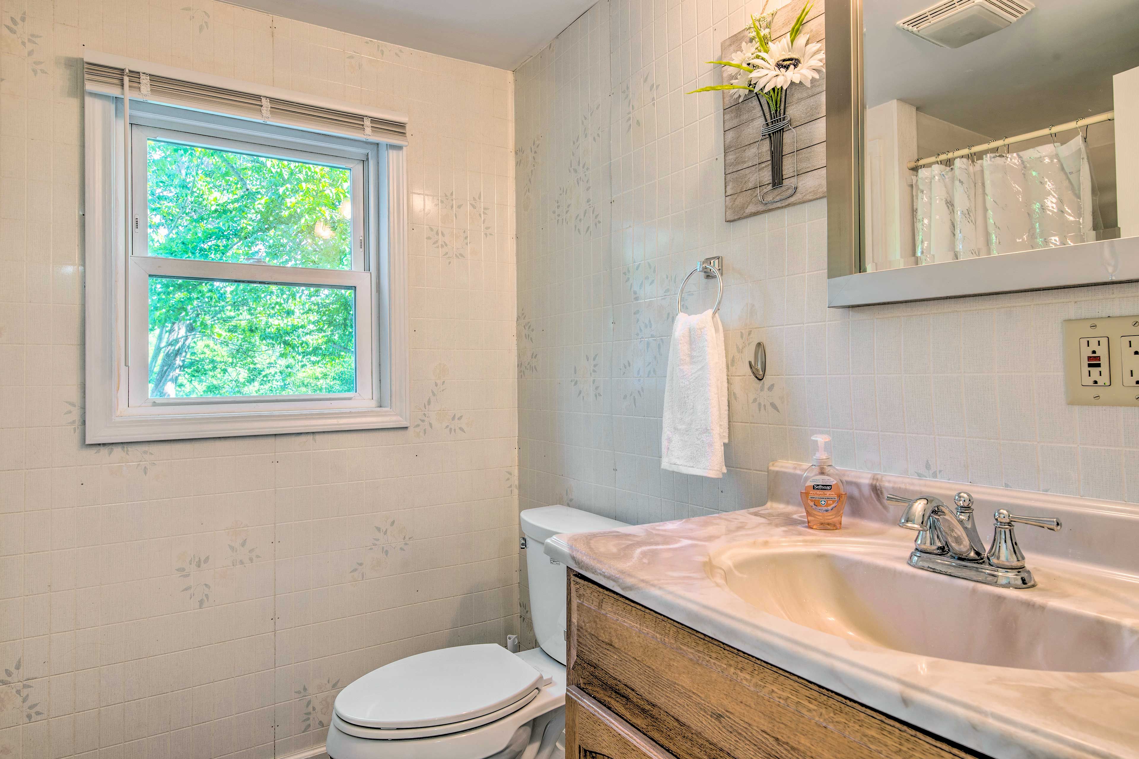 Full Bathroom | 2nd Floor | Complimentary Toiletries