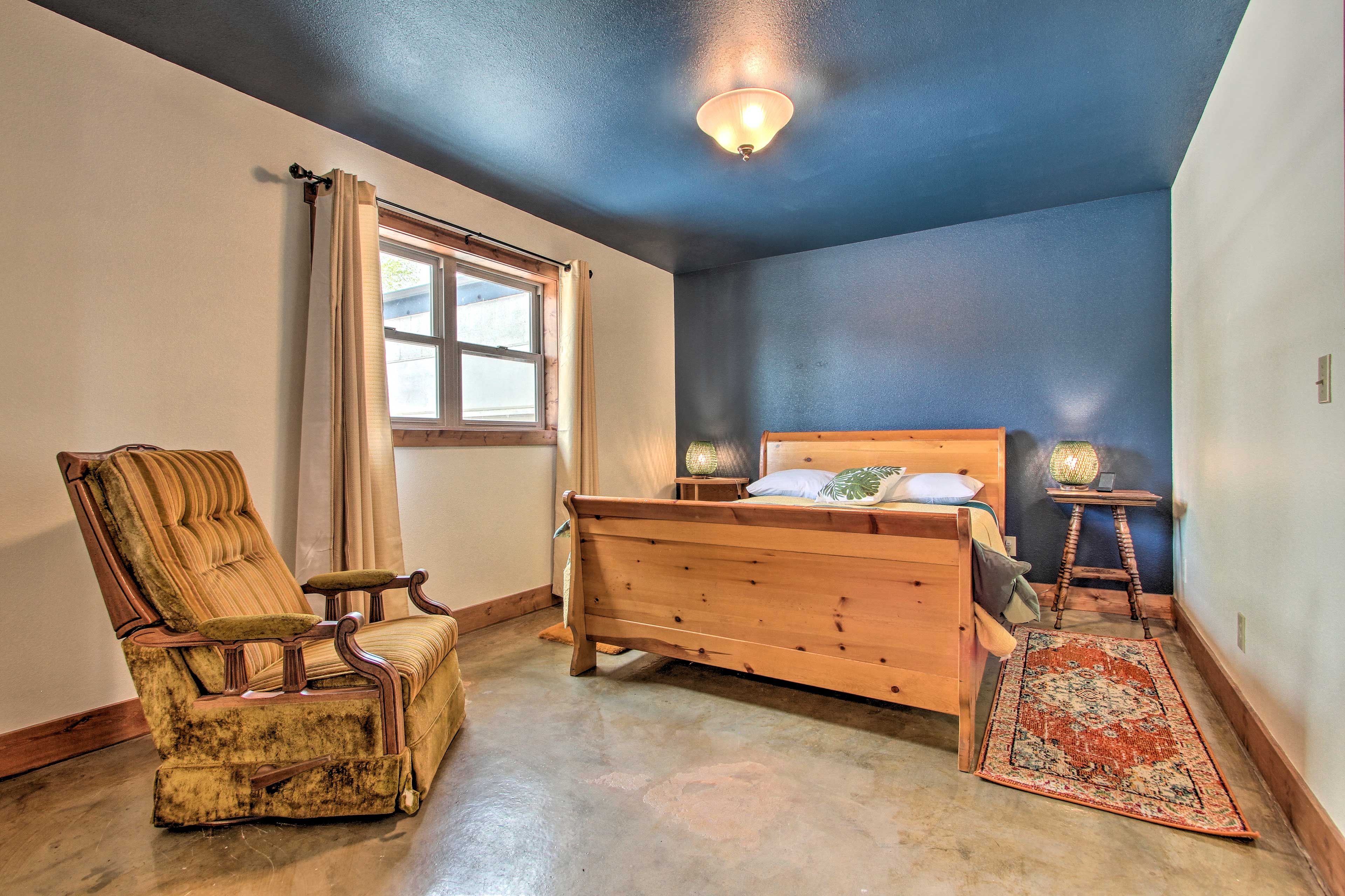 Bedroom 1 | Queen Bed