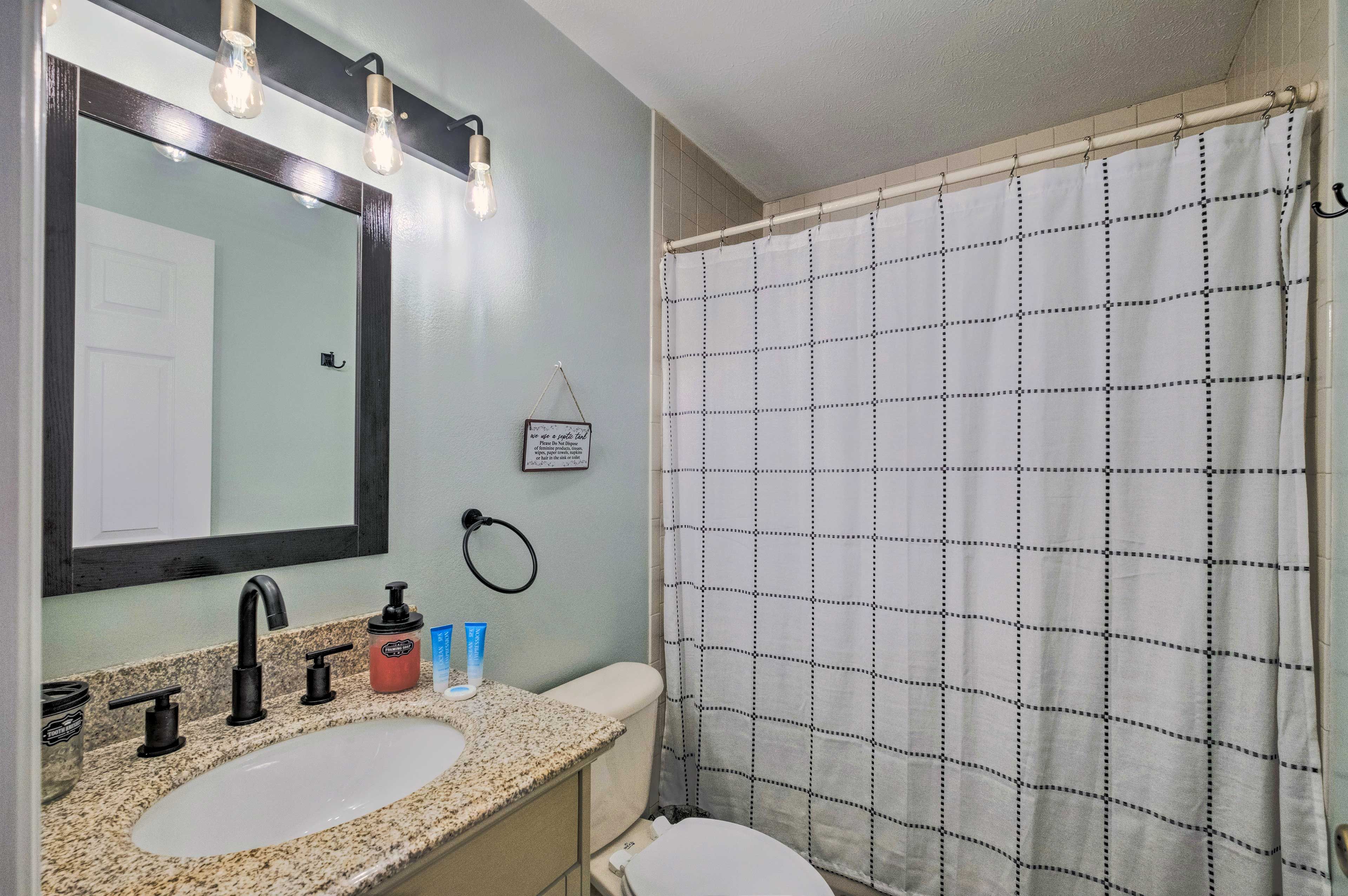 Full Bathroom | Towels Provided | Shower/Tub Combo