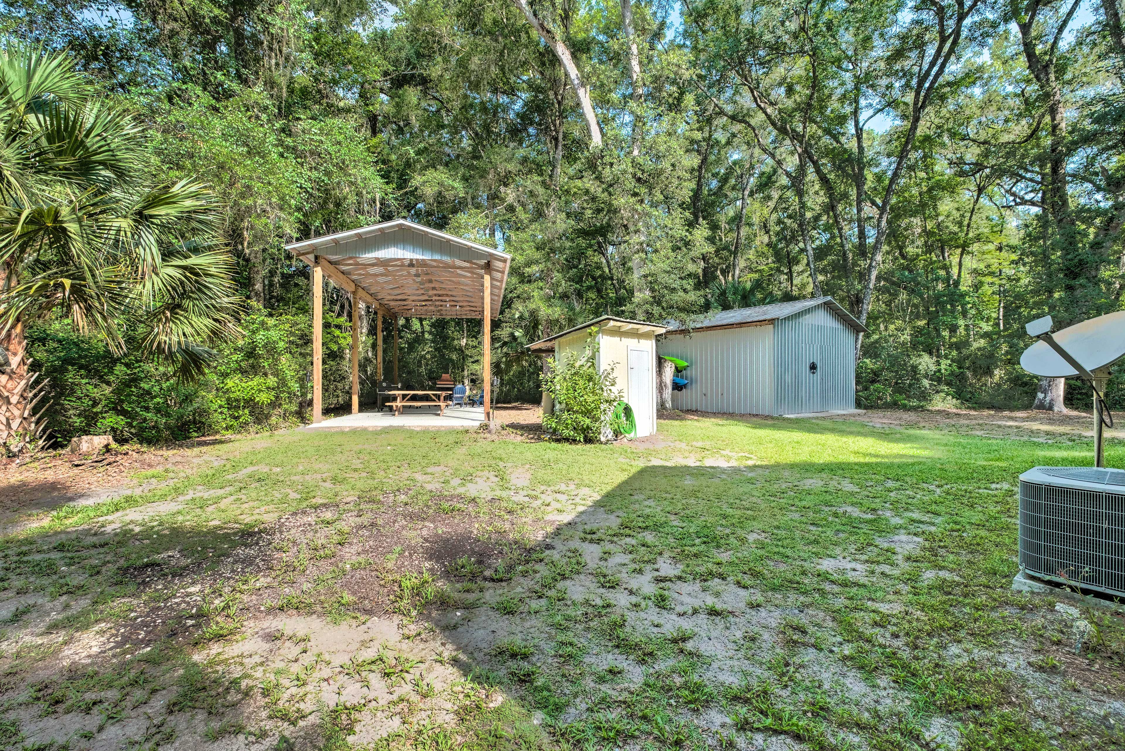 Yard | Covered Picnic Area | Horseshoe Pit | 2 Kayaks & Bicycles