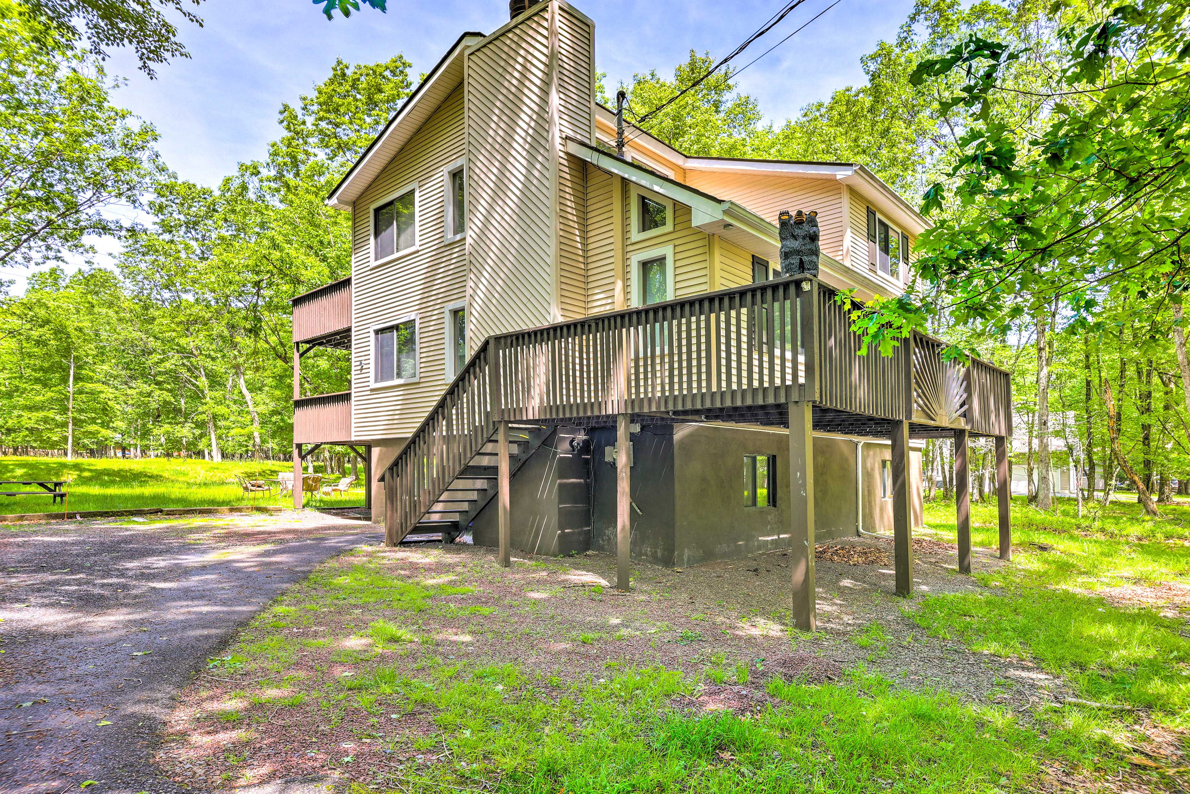 Property Exterior | 3 Decks | Outdoor Dining Area