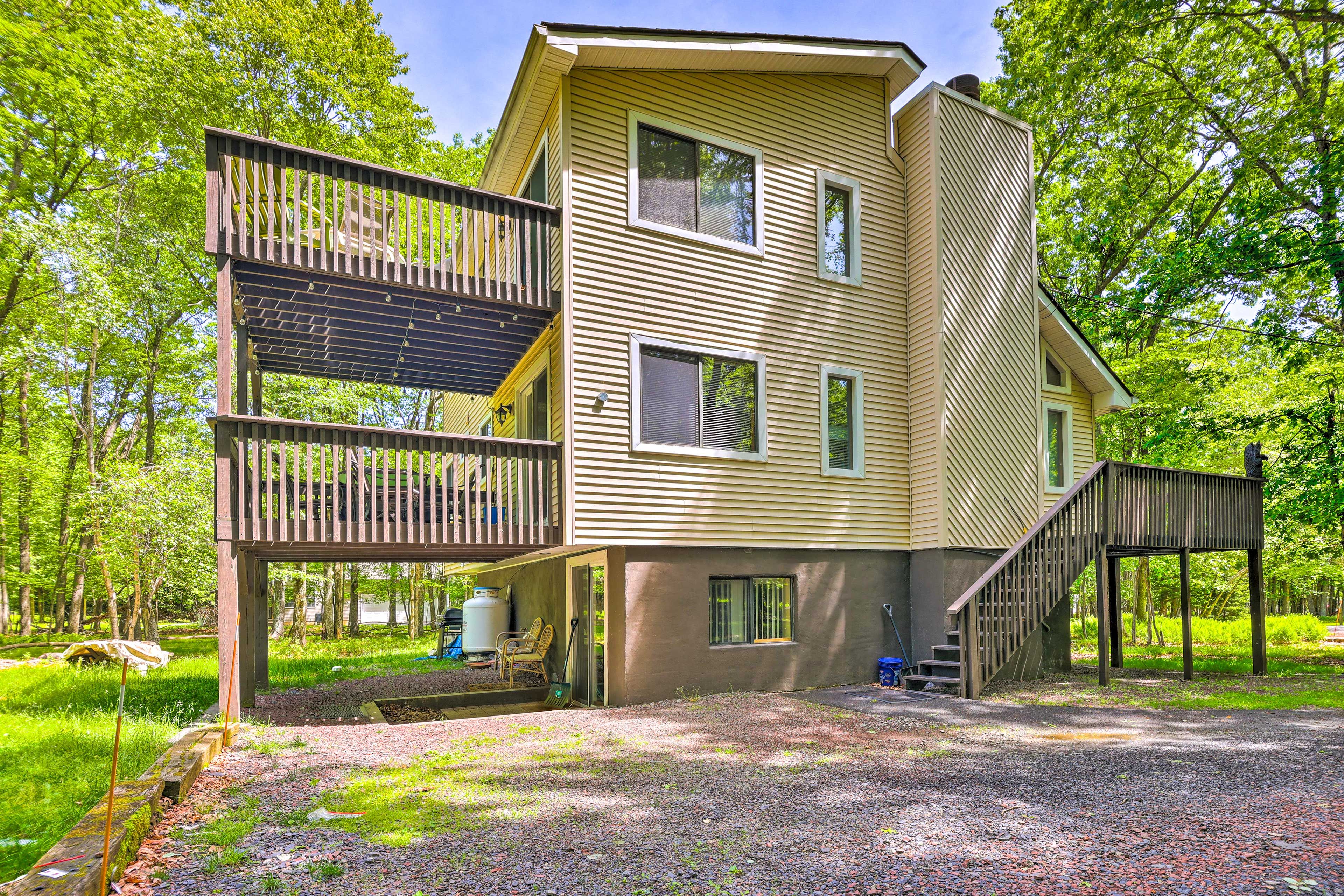 Property Exterior | Gravel Driveway (12 Vehicles)