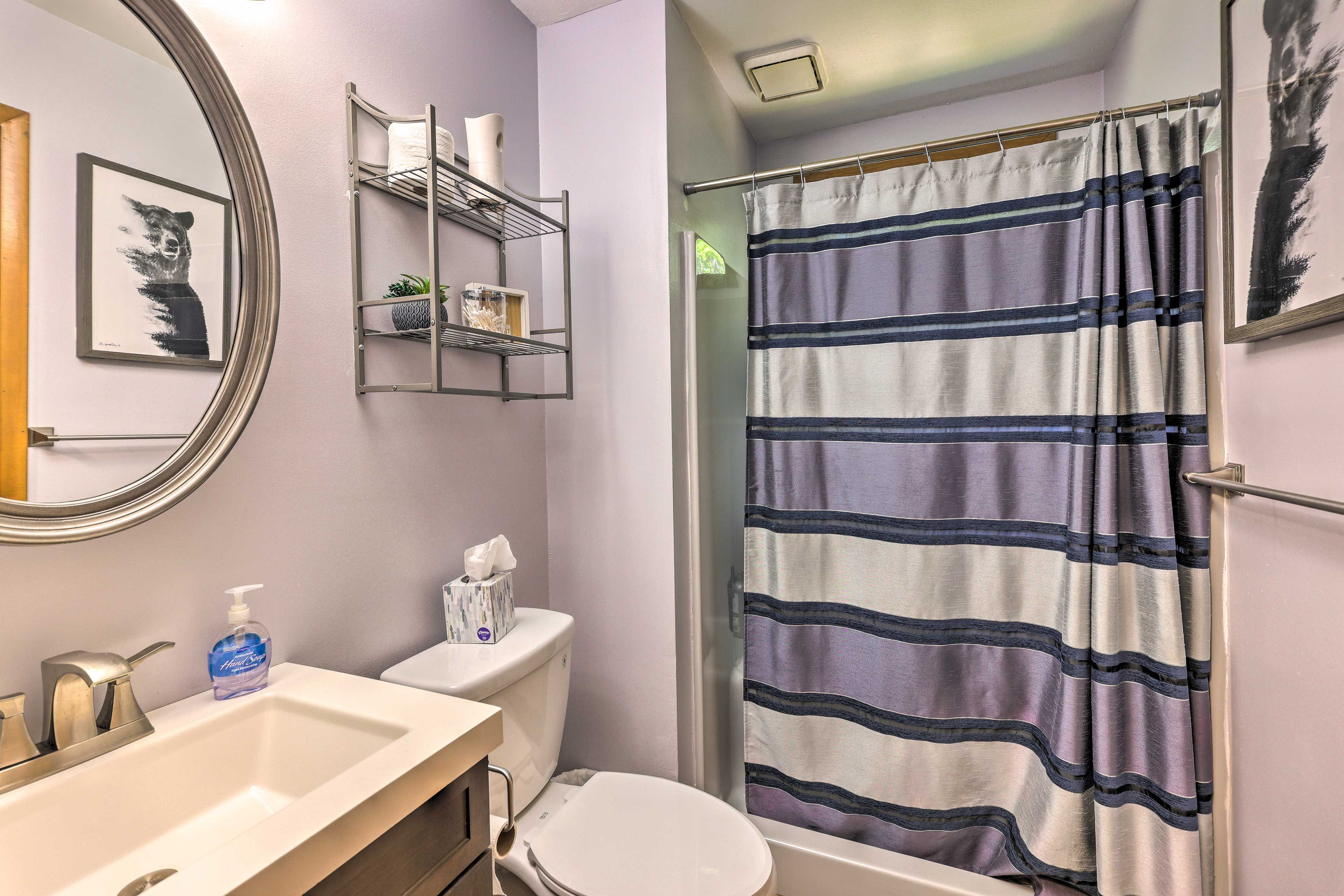 Full Bathroom | Main Floor | Complimentary Toiletries | Towels Provided