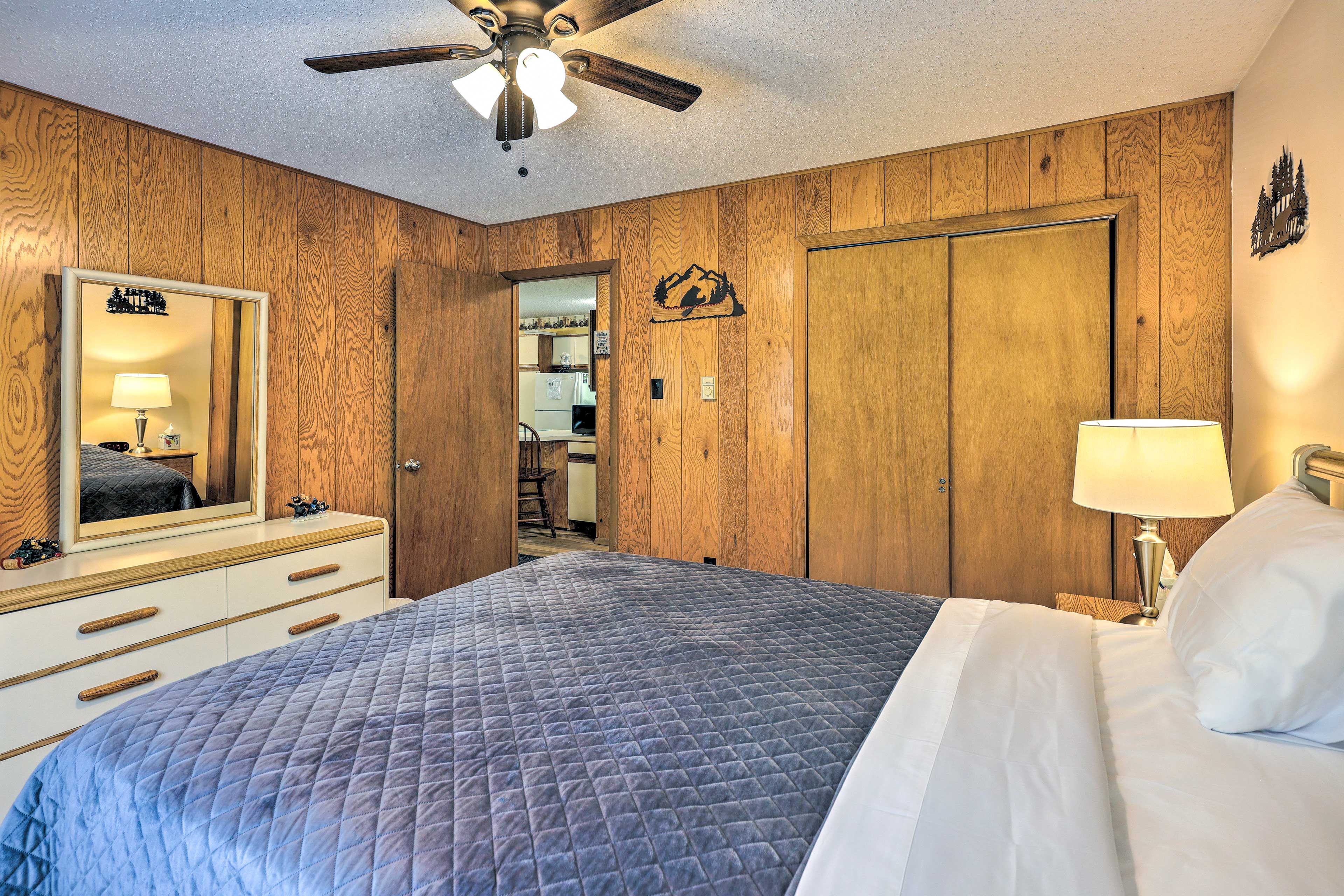 Bedroom 1 | Queen Bed | Main Floor | Smart TV