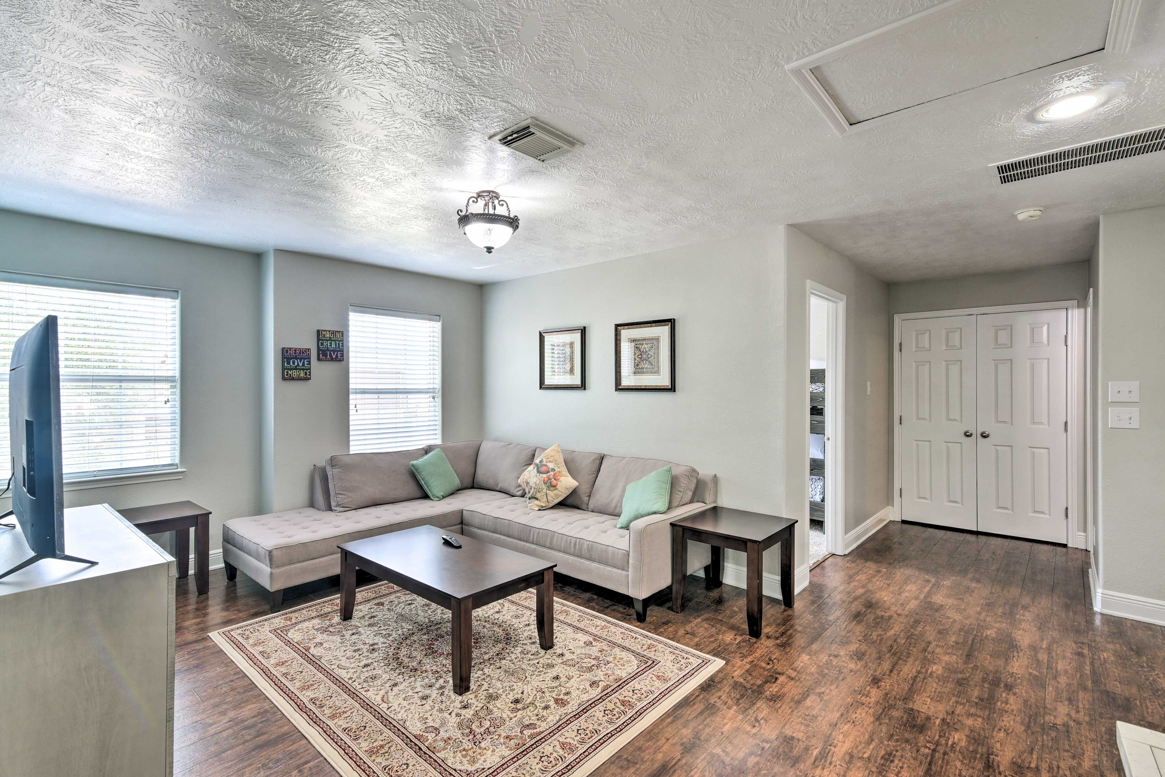 Upper Living Area | Flat-Screen TV w/ Cable | 2nd Floor