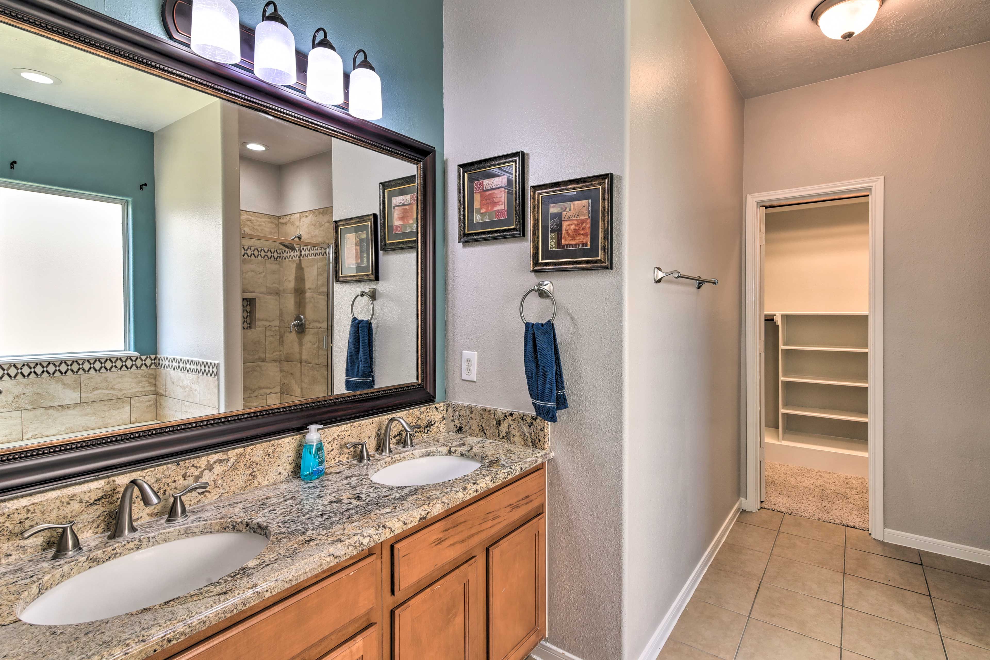 Full Bathroom | Complimentary Toiletries | 1st Floor