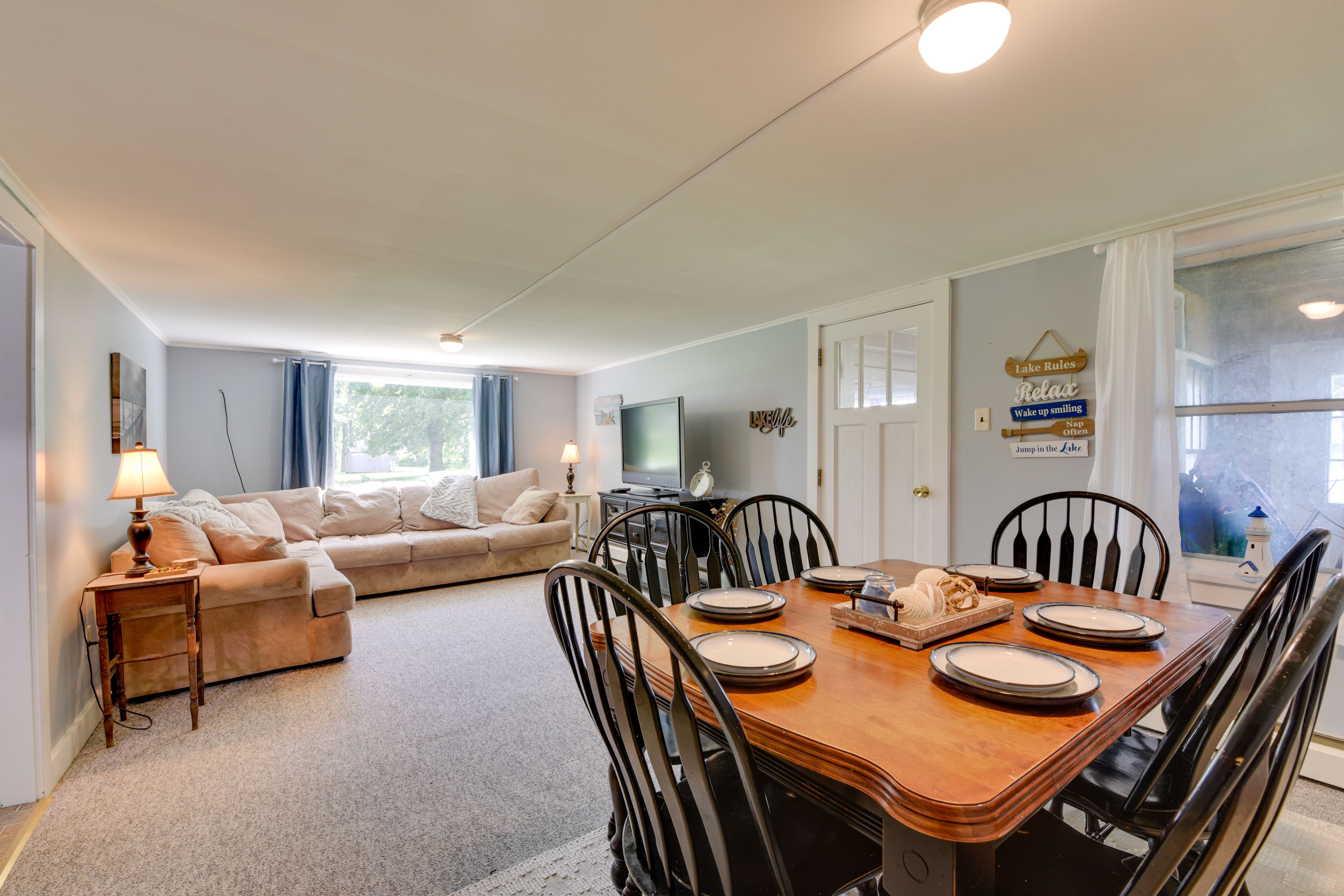 Dining Area | Dishes & Flatware Provided