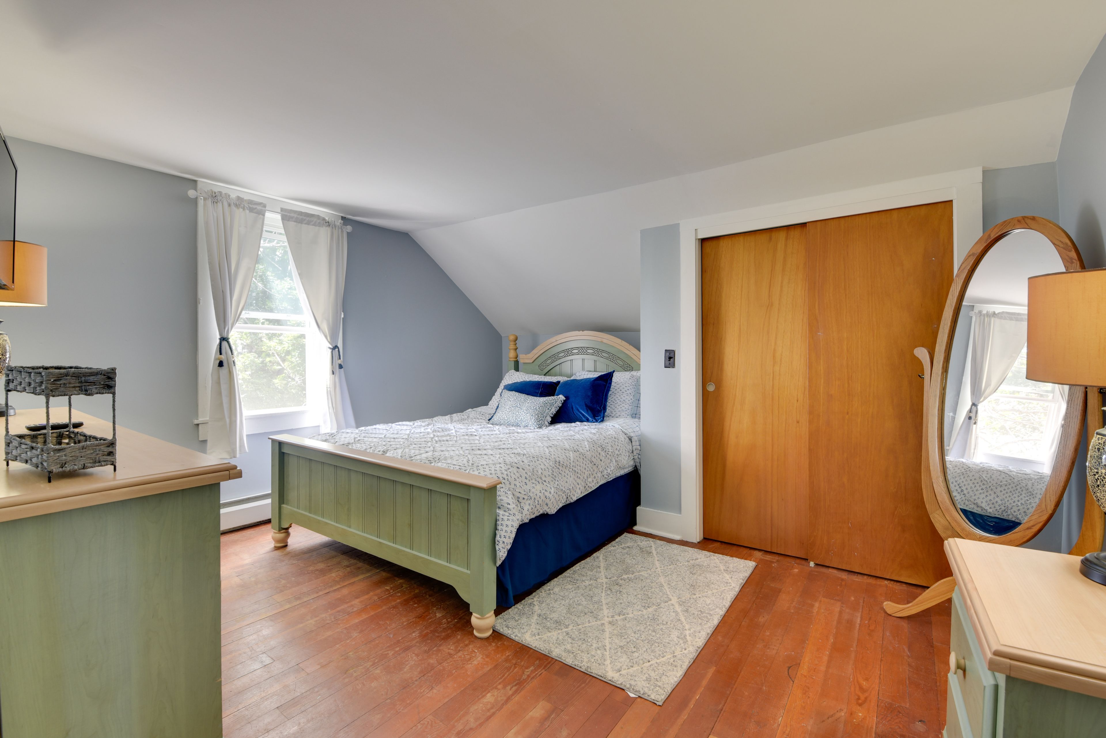 Bedroom 1 | Queen Bed