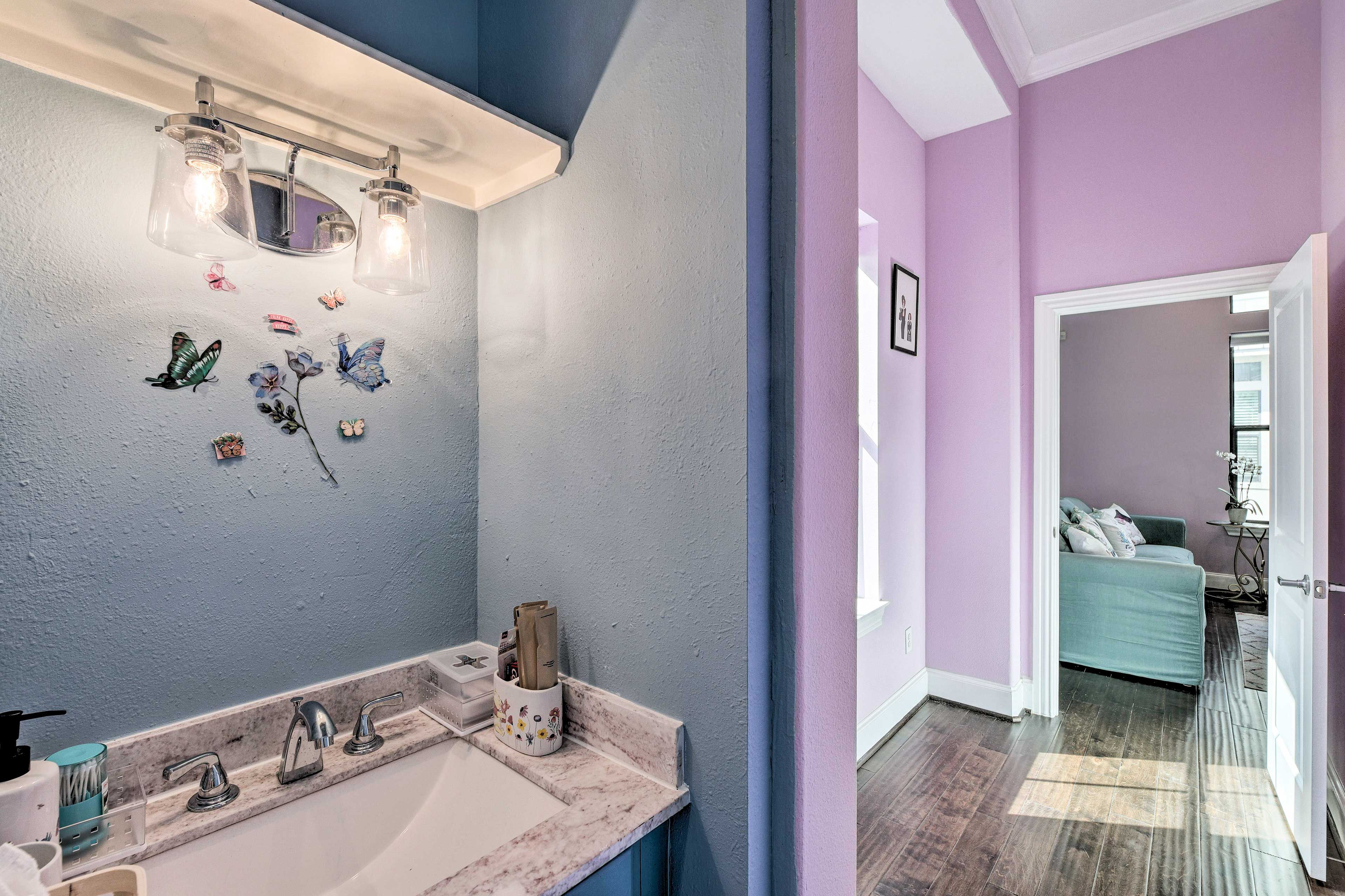 Full Bathroom | 2nd Floor | Complimentary Toiletries | Towels Provided