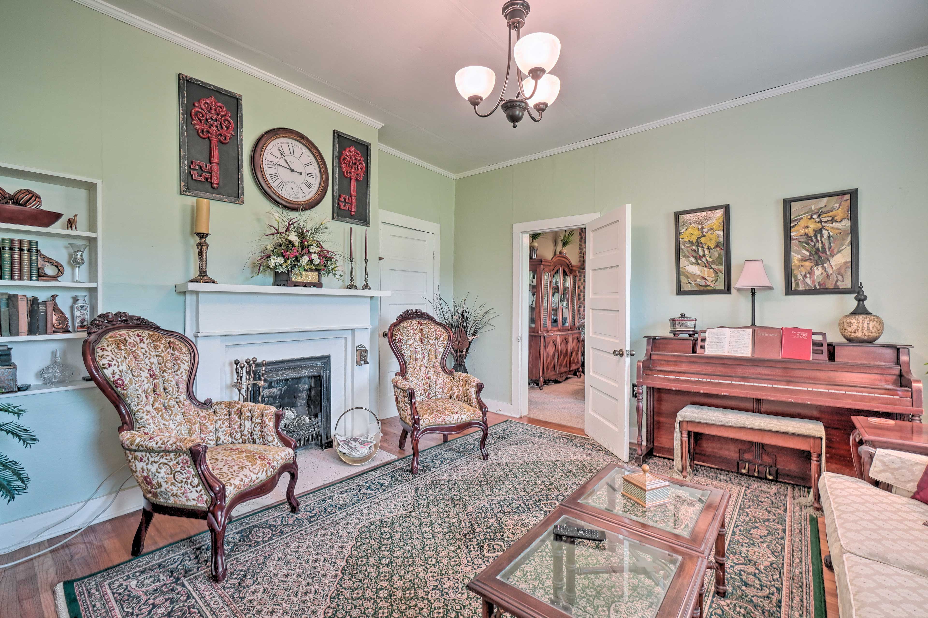 Living Room | Free WiFi | TV | Piano