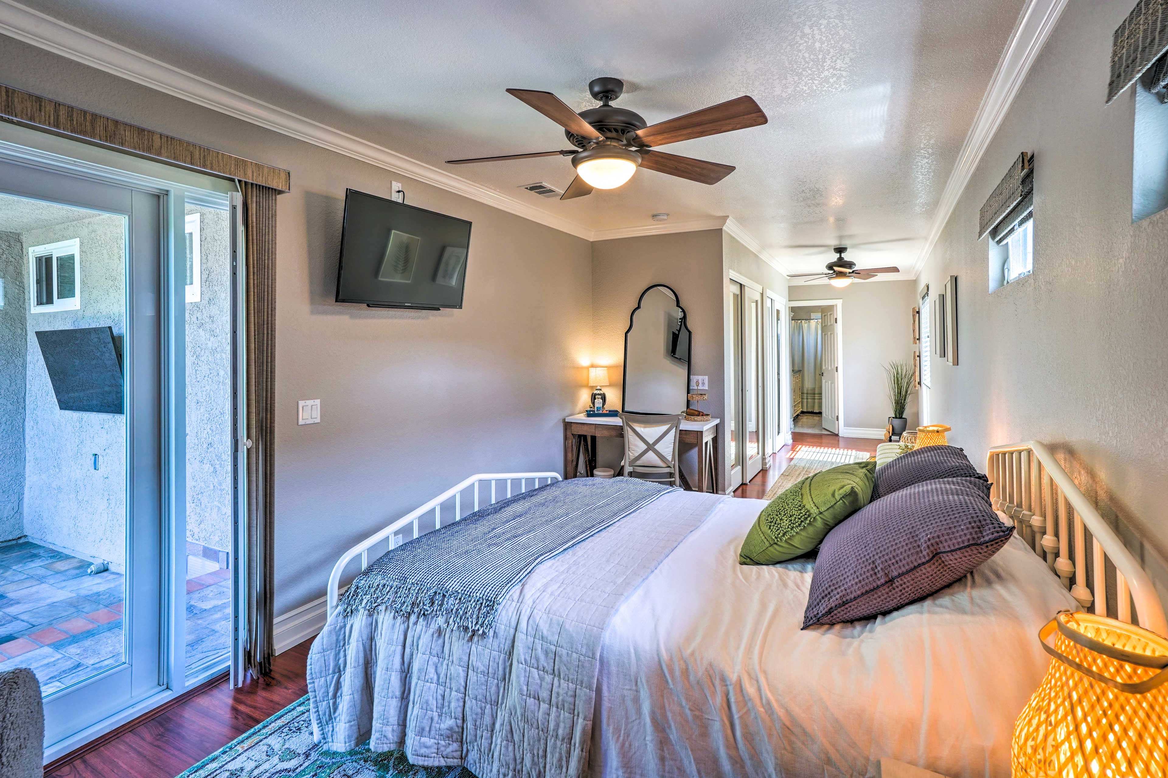 Bedroom 1 | Queen Bed