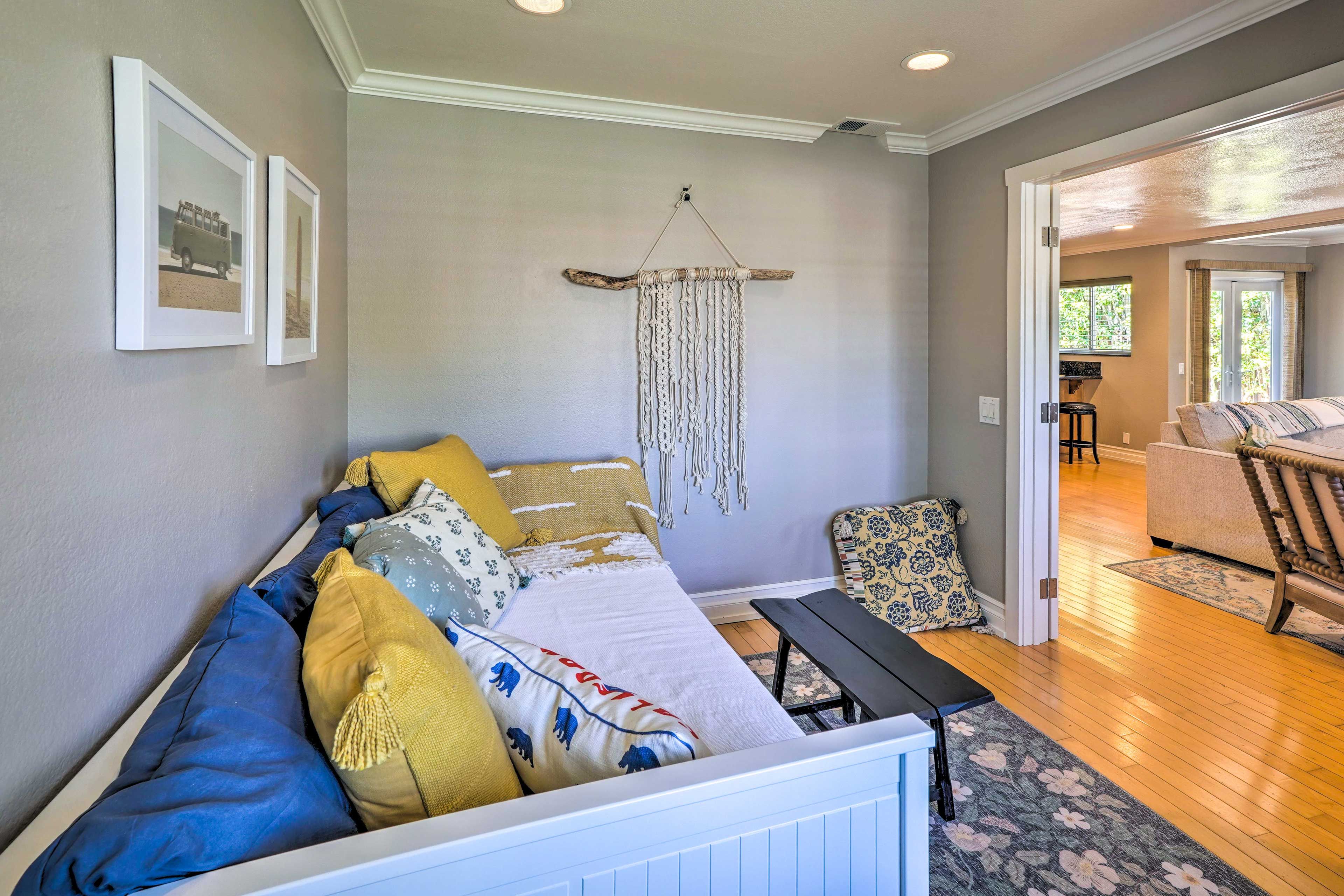 Den | Twin Daybed w/ Twin Trundle