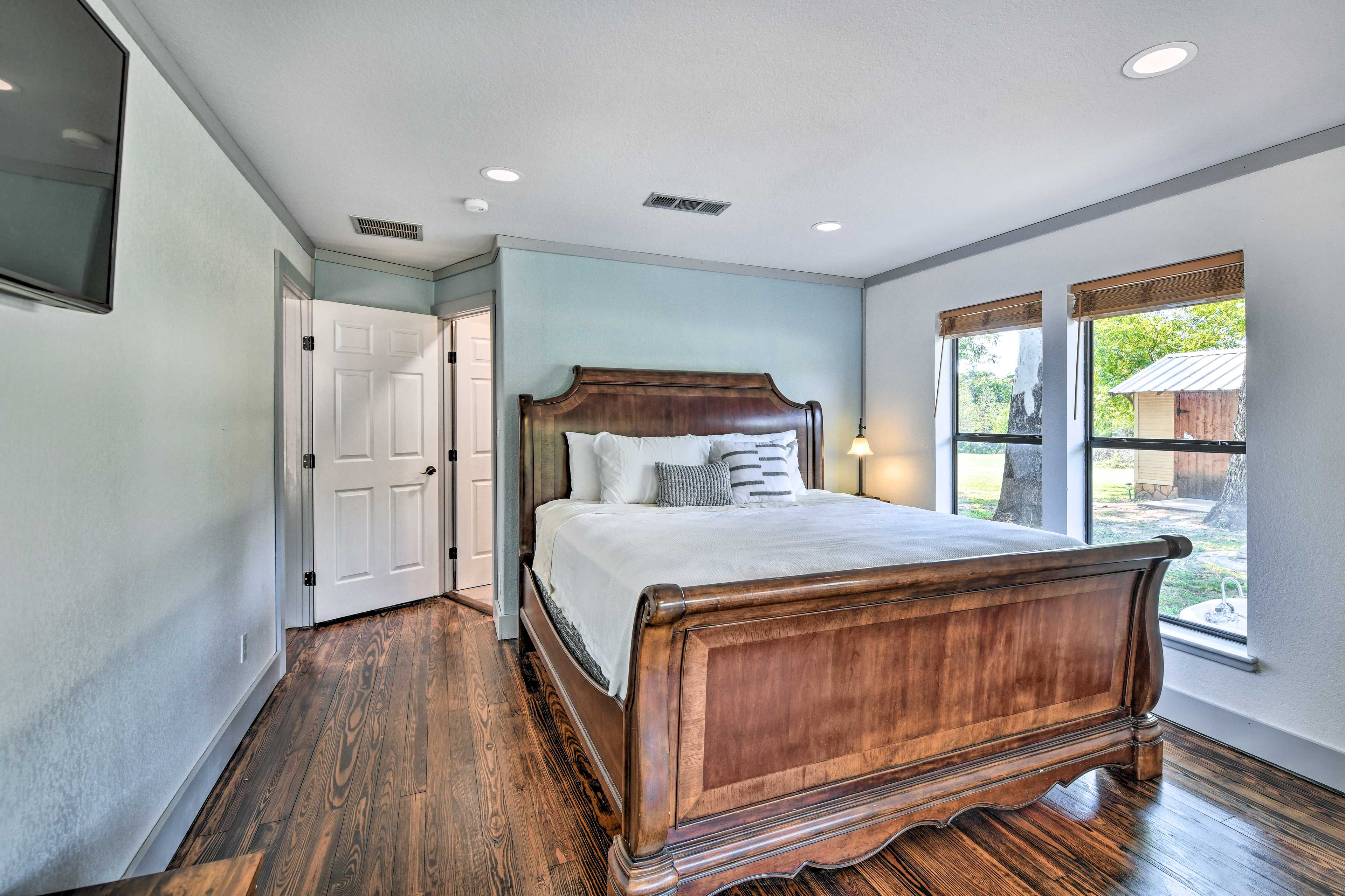 Bedroom 2 | Queen Bed | Smart TV
