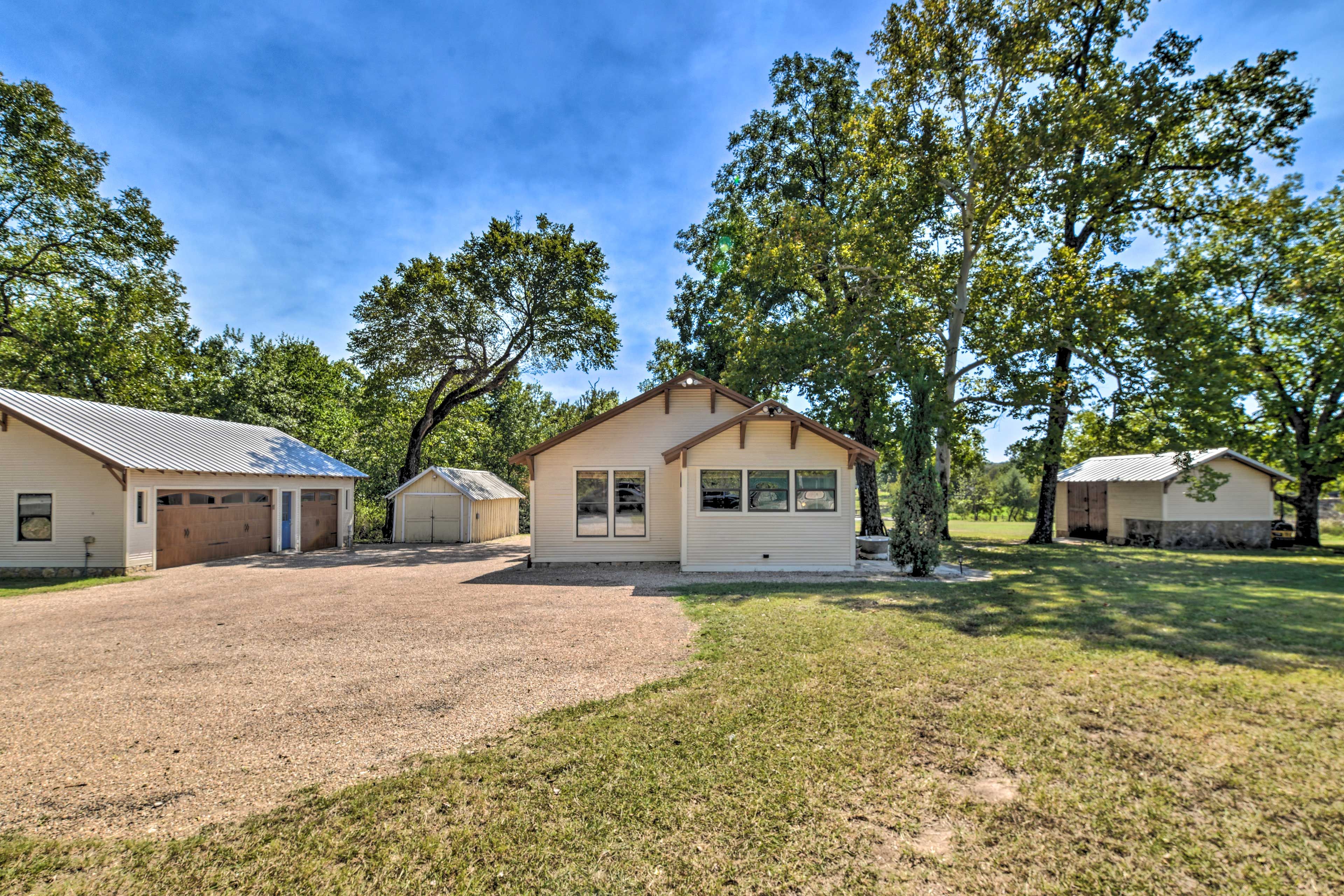 Driveway (3 Vehicles) | Garage (3 Vehicles) | RV/Trailer Parking