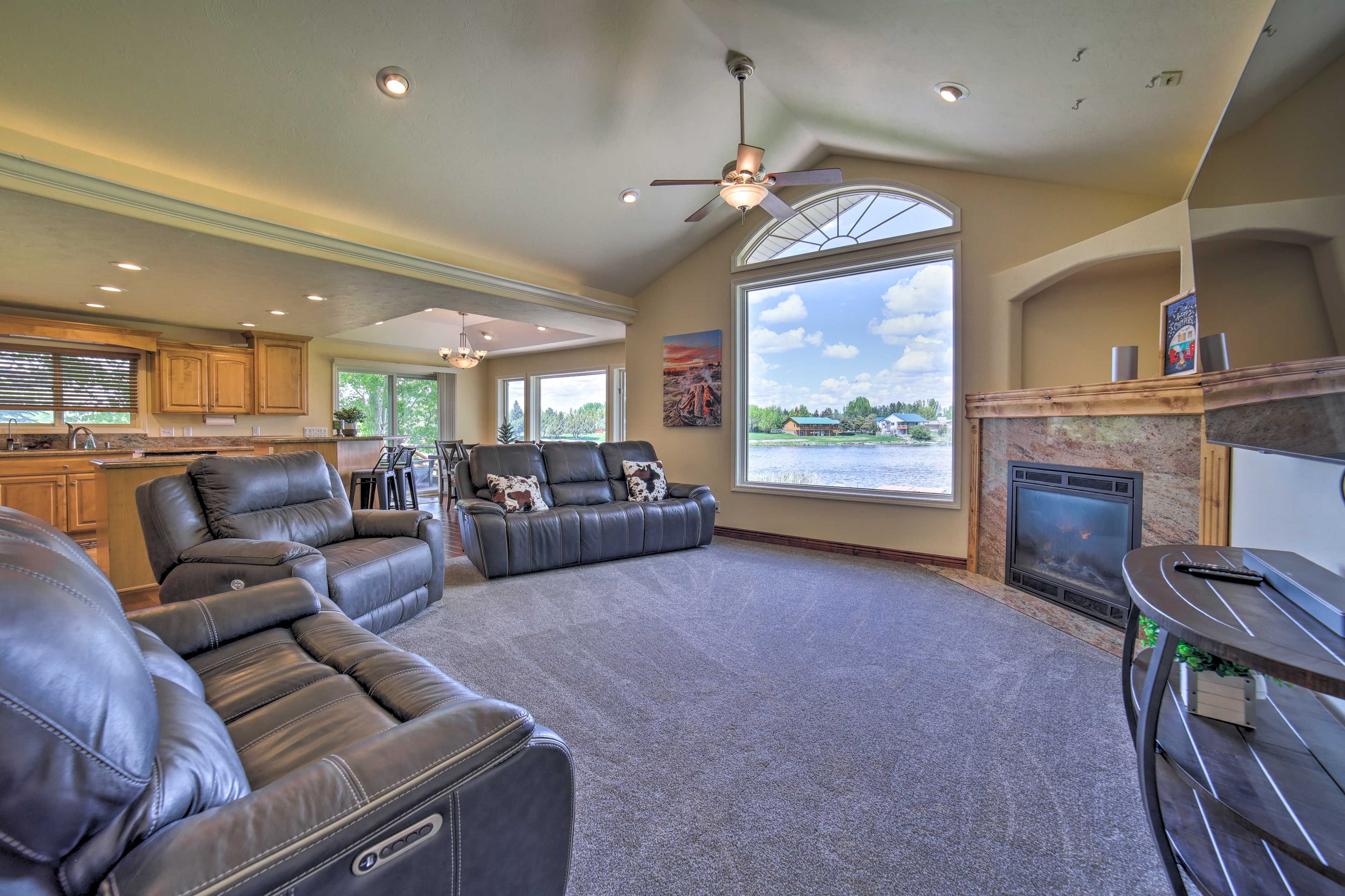 Living Room | Smart TV | Free WiFi | Central A/C