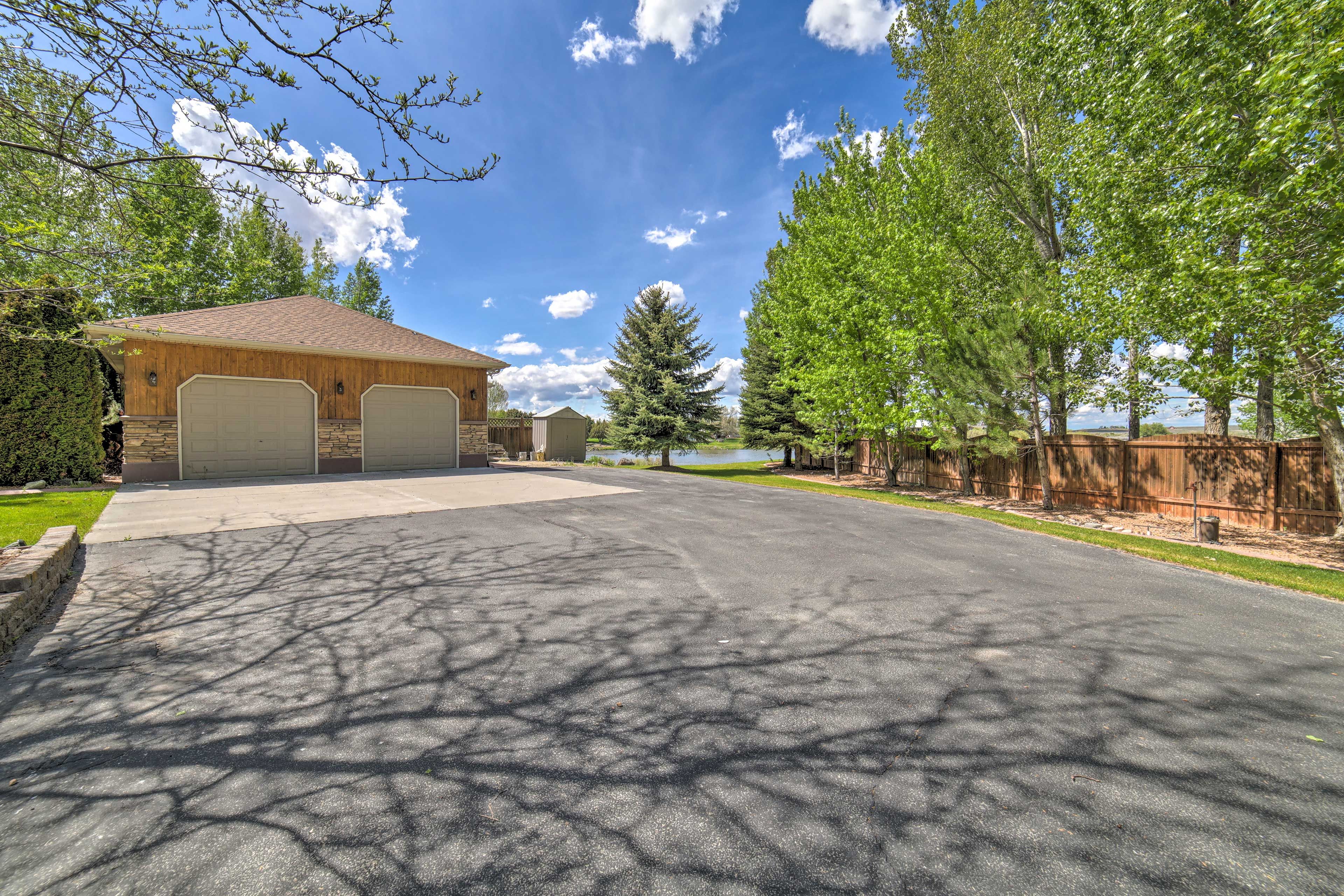 Parking | Driveway (8 Vehicles) | RV/Trailer Parking
