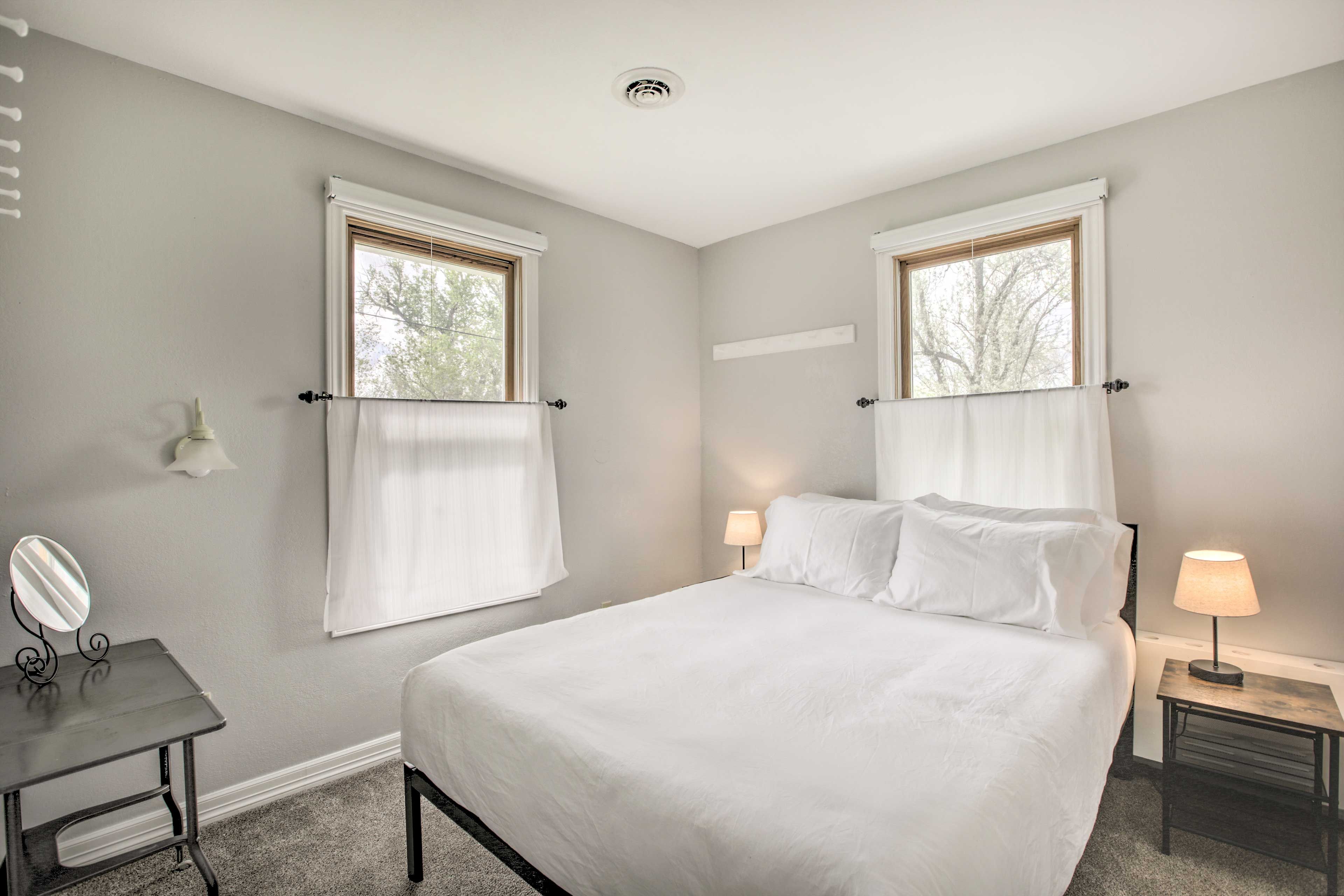 Bedroom 1 | Queen Bed | Linens Provided | 1st Floor