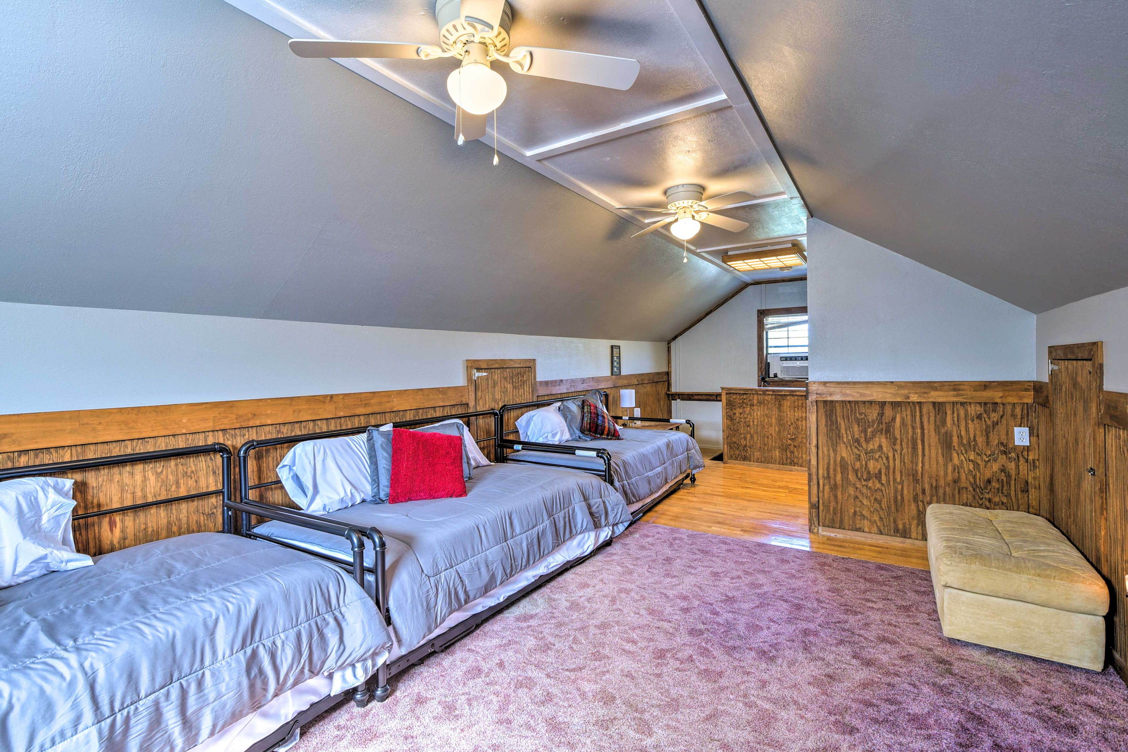 Loft | 3 Twin Beds w/ Twin Trundle Beds