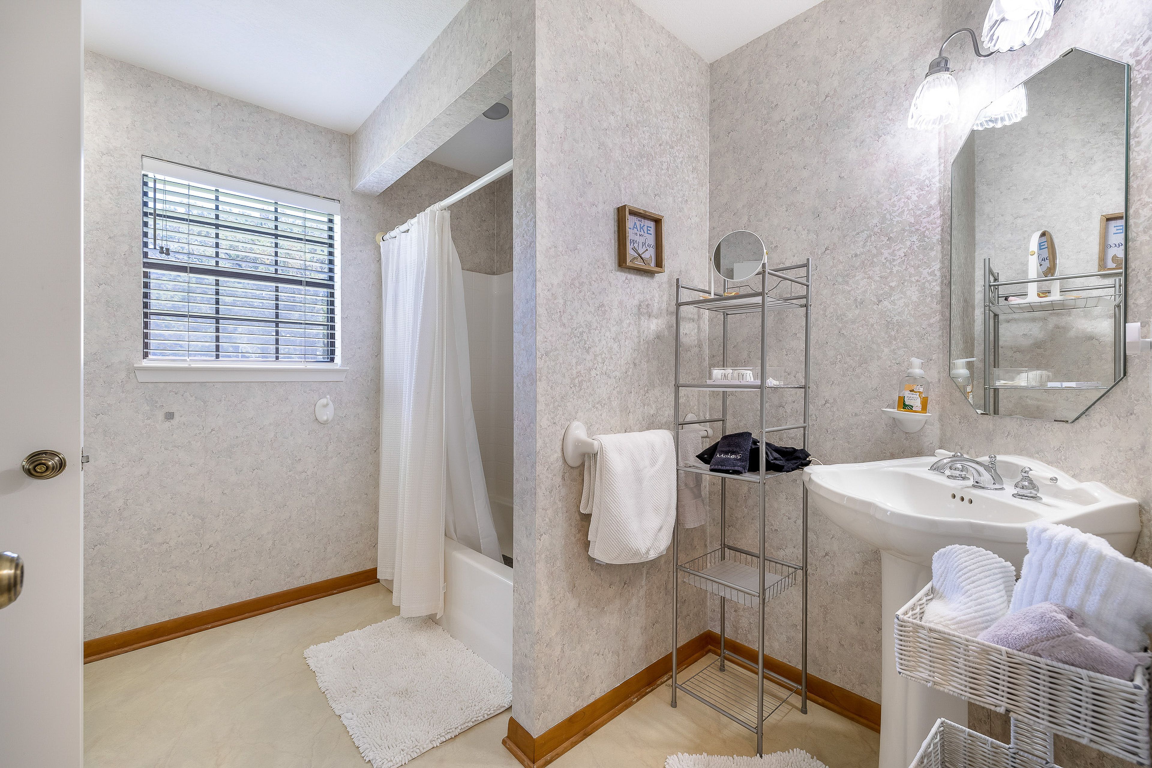 En-Suite Bathroom | Towels Provided