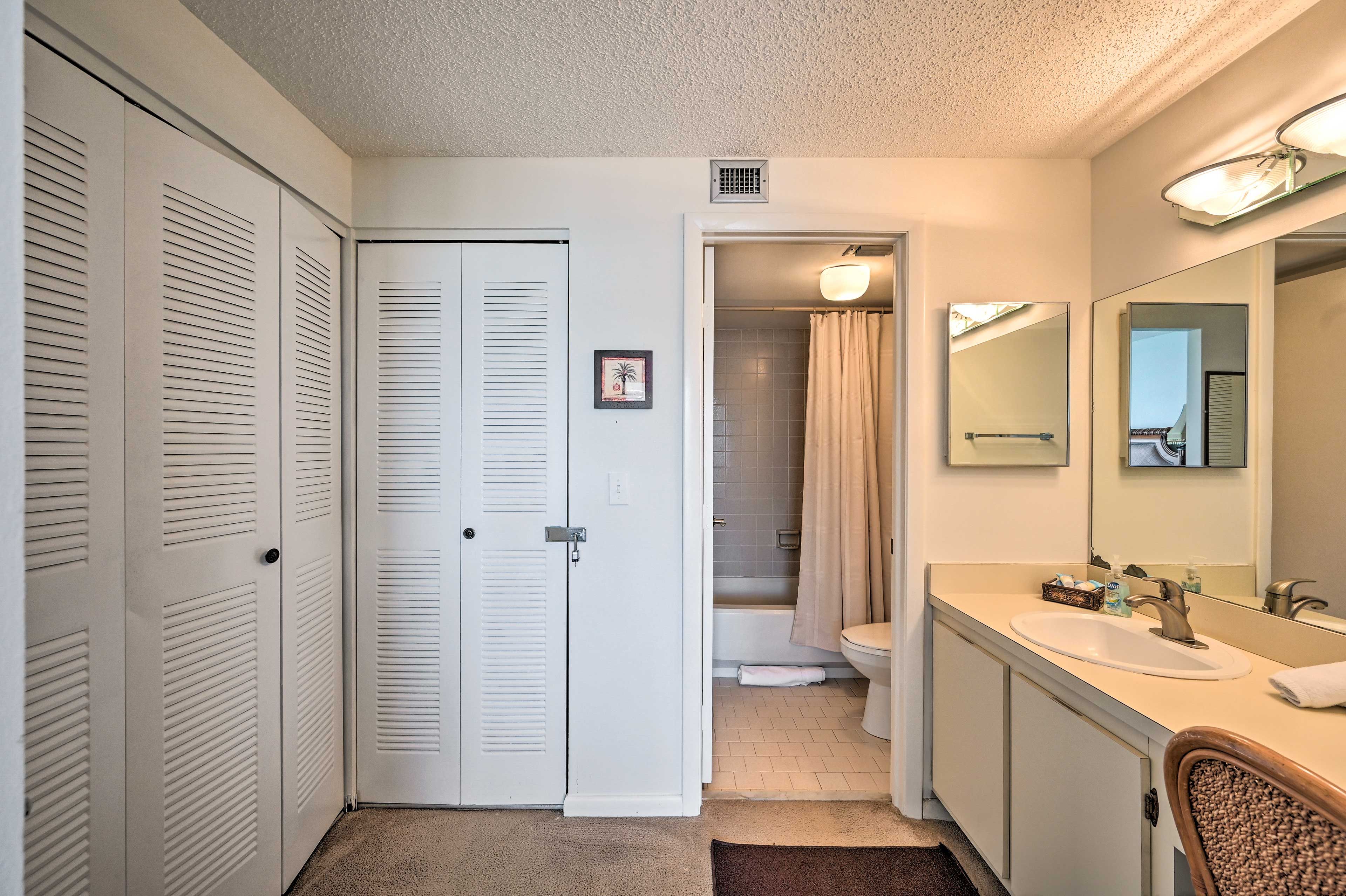 Full Bathroom | Access via Bedroom 1 | Towels Provided