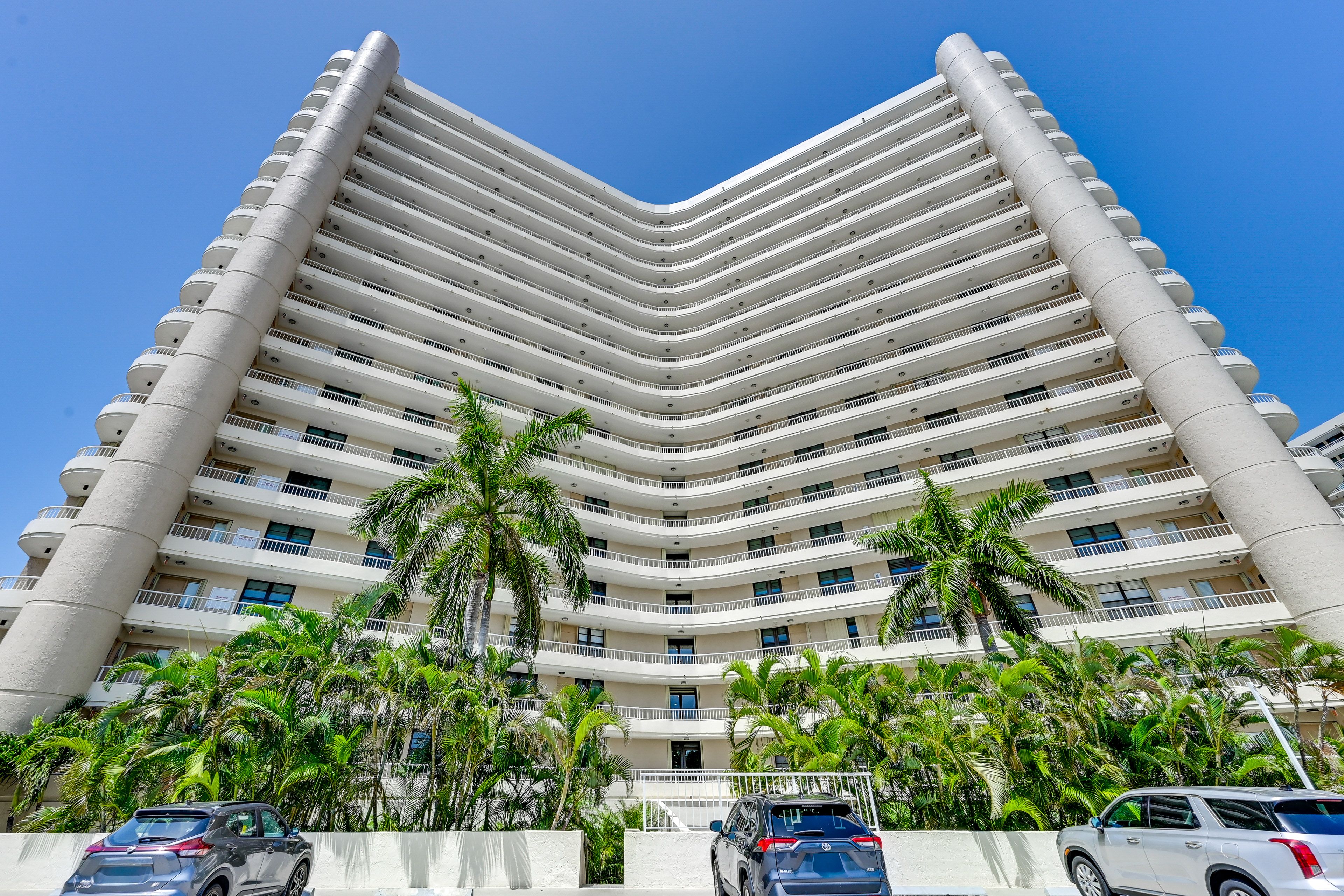 Complex Exterior | Parking Garage (1 Vehicle)