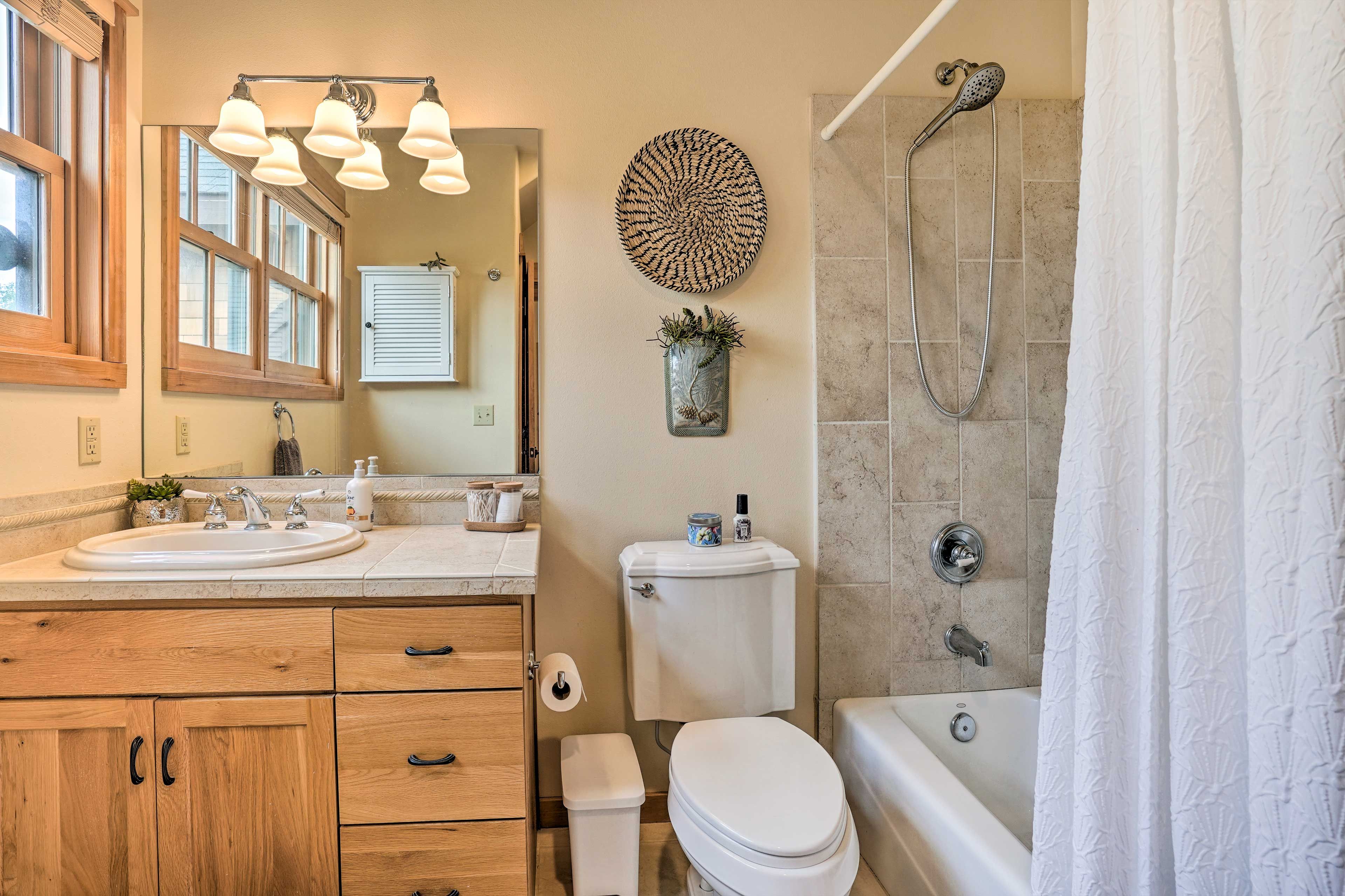 En-Suite Bathroom | Towels Provided | Complimentary Toiletries