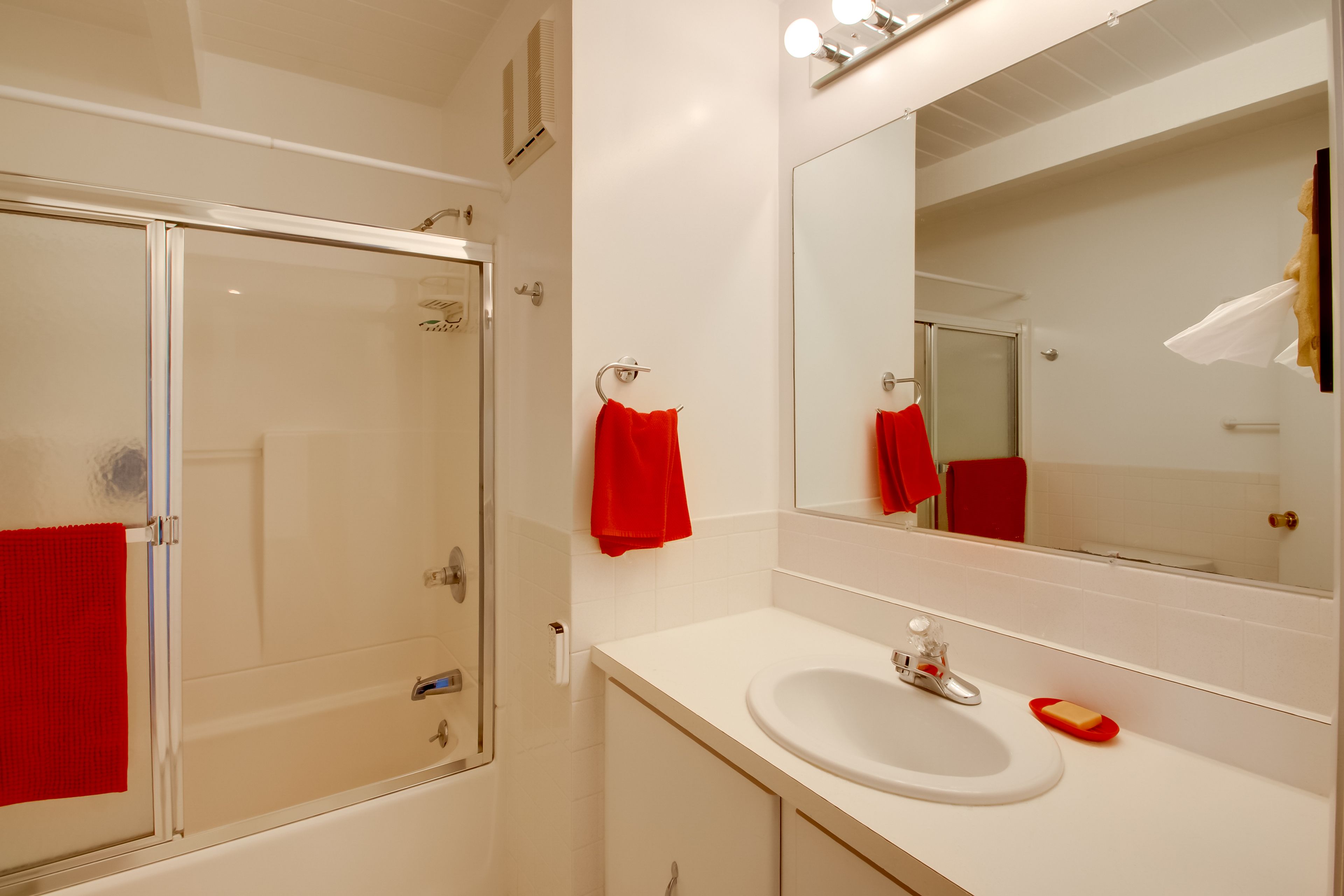 Full Bathroom | 1st Floor | Towels Provided