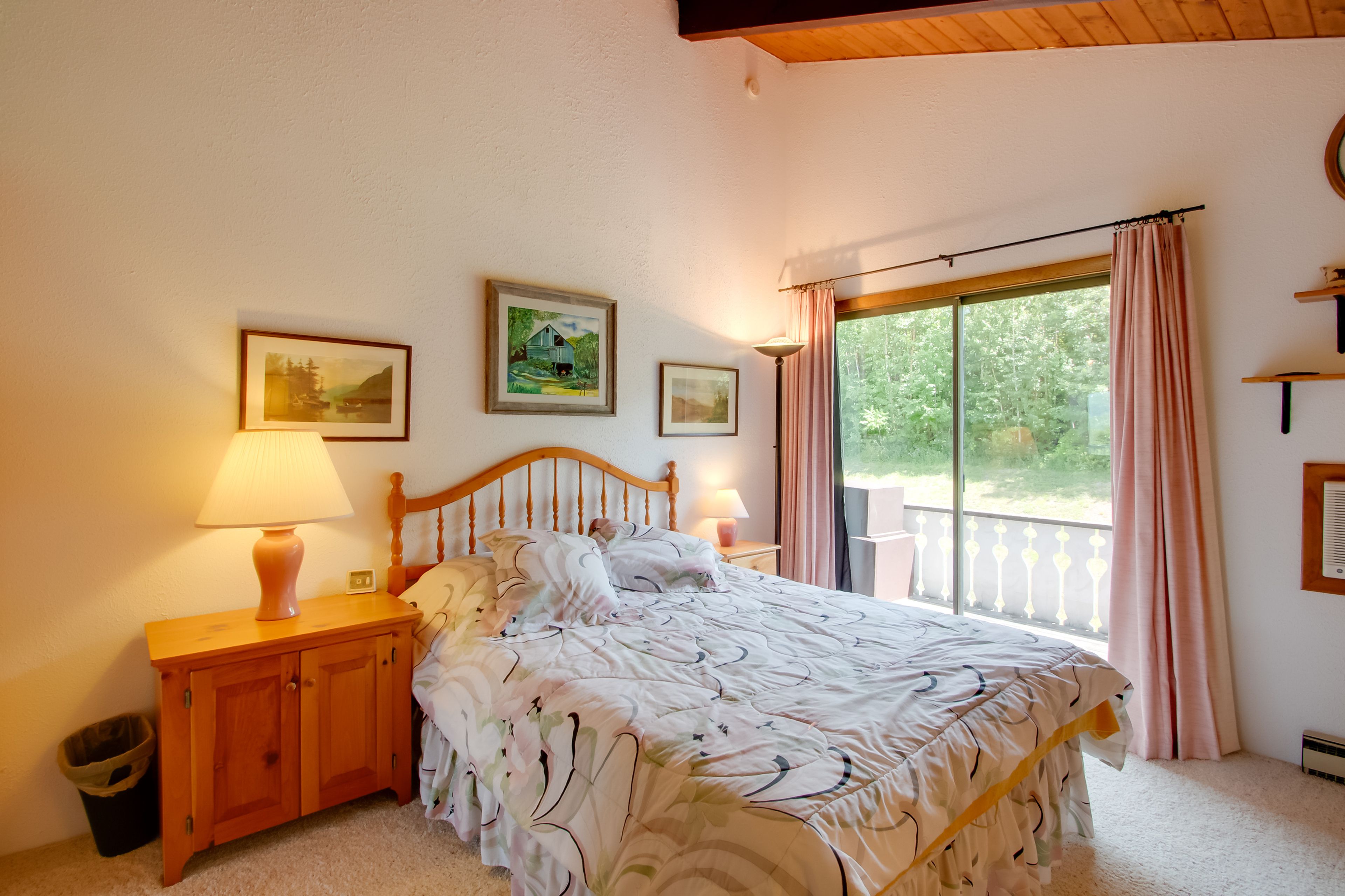 Bedroom 1 | 1st Floor | Queen Bed | Linens Provided