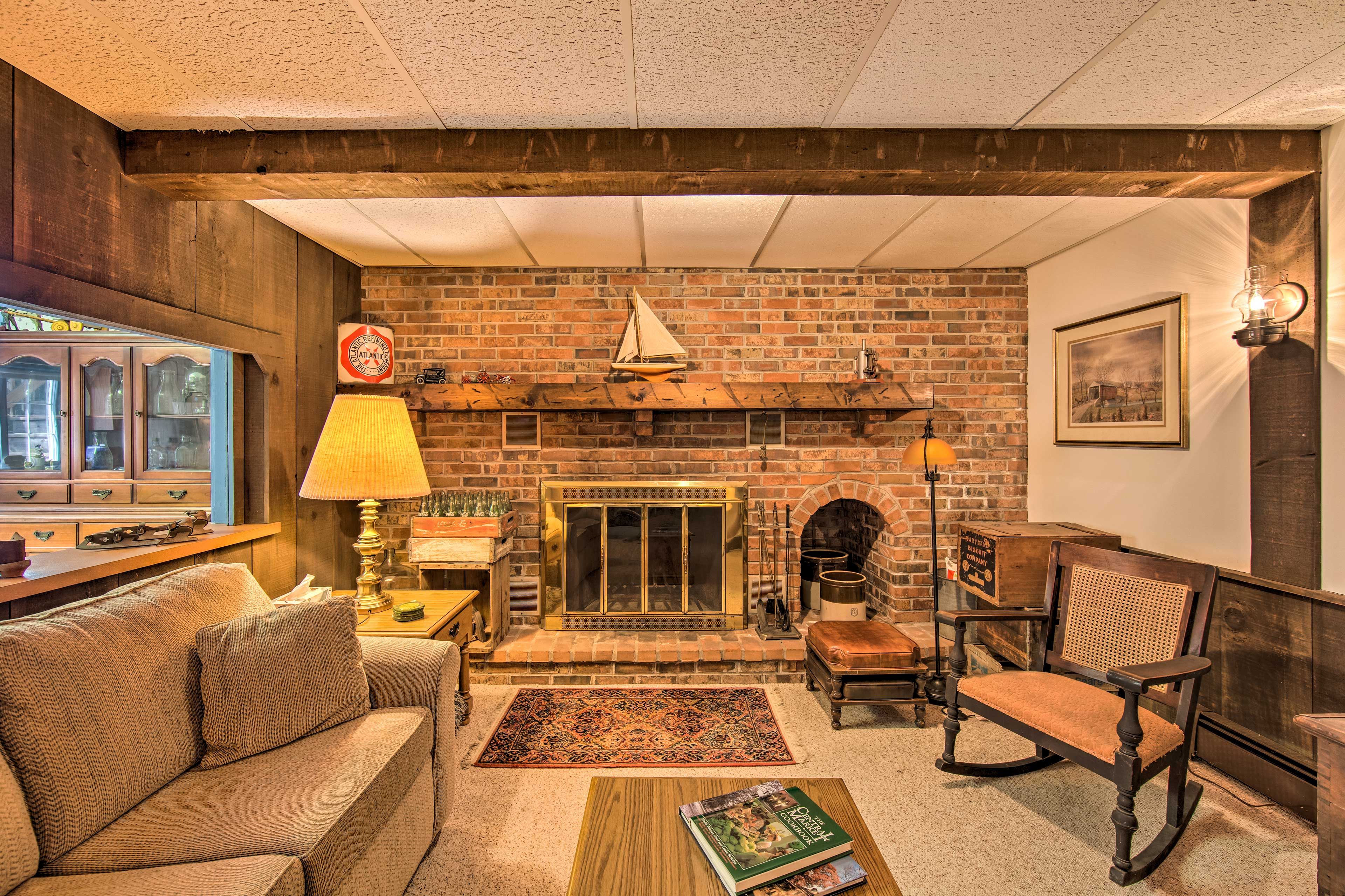 Living Room | Queen Sleeper Sofa | Gas Fireplace | Smart TV w/ Cable