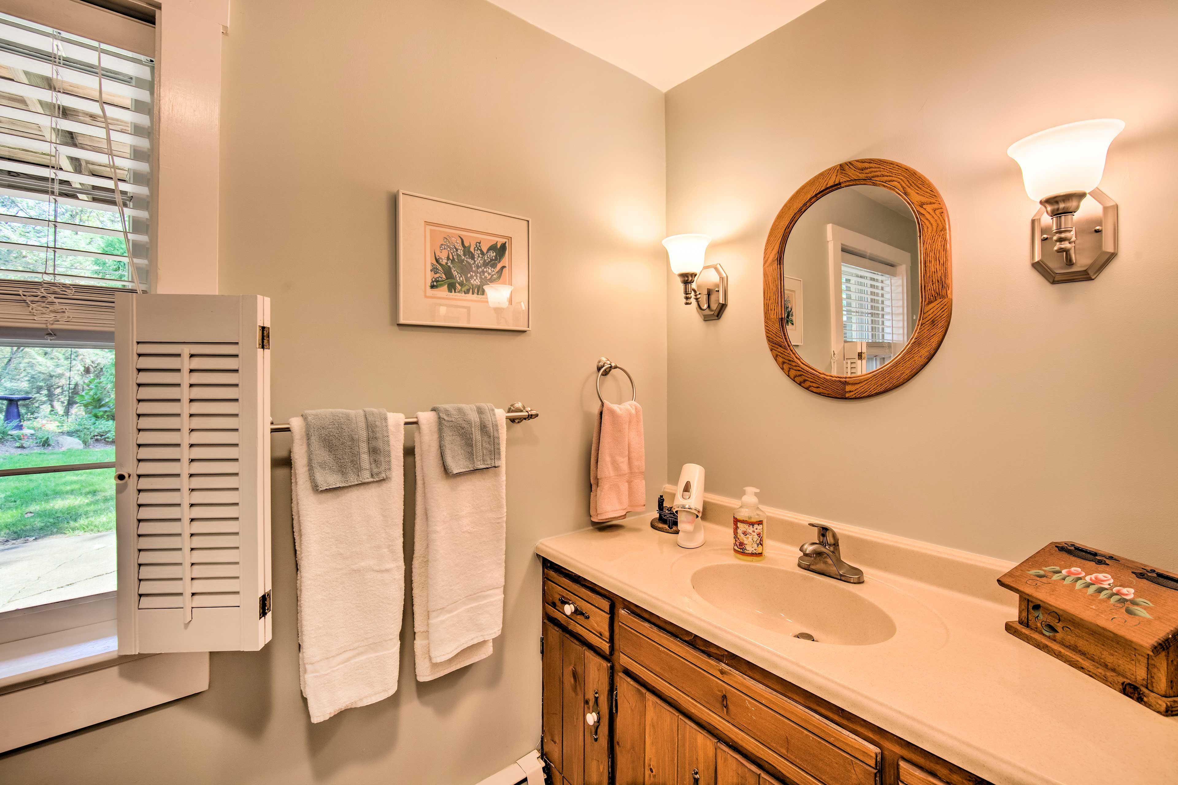 Full Bathroom | Complimentary Toiletries