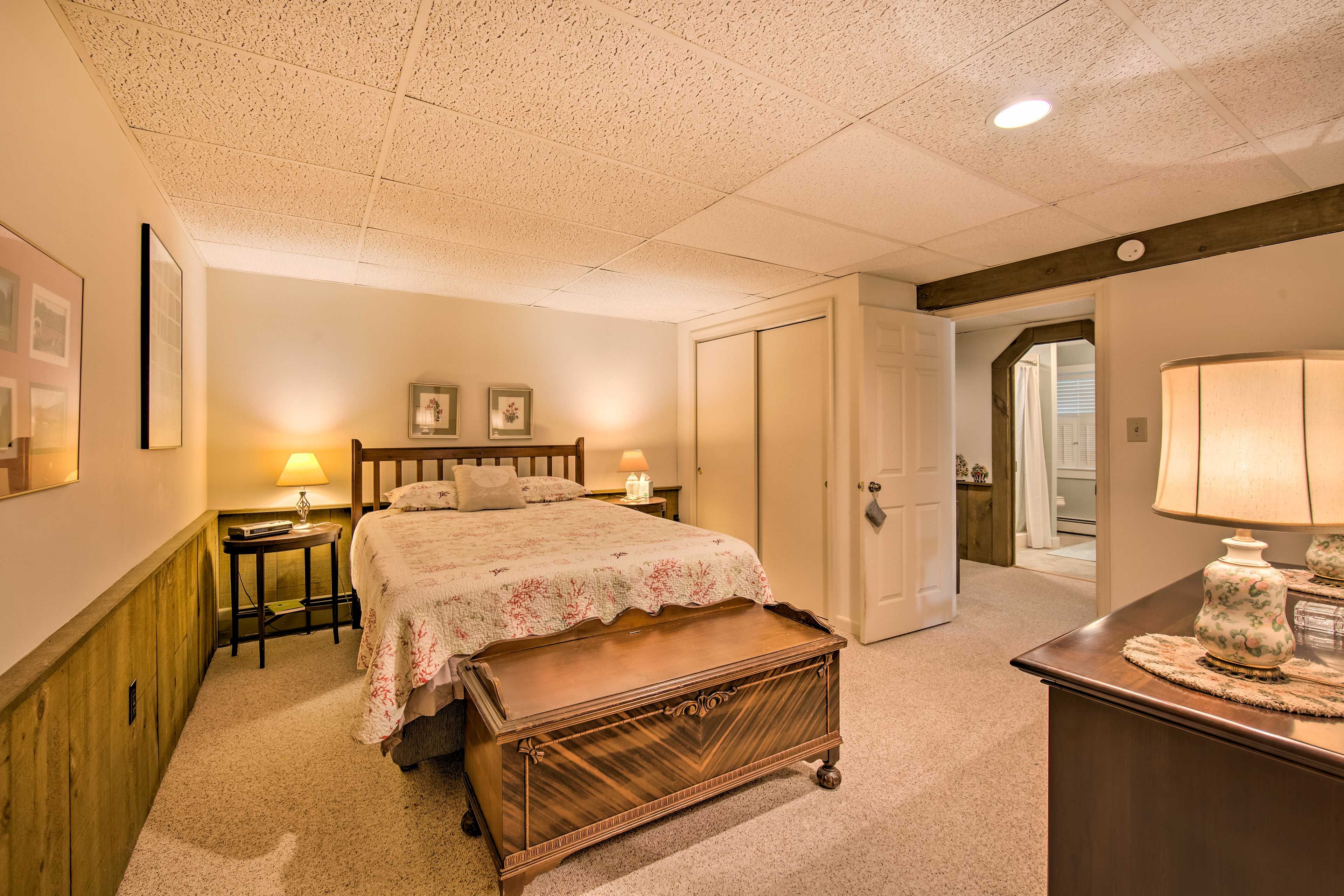 Bedroom | Queen Bed