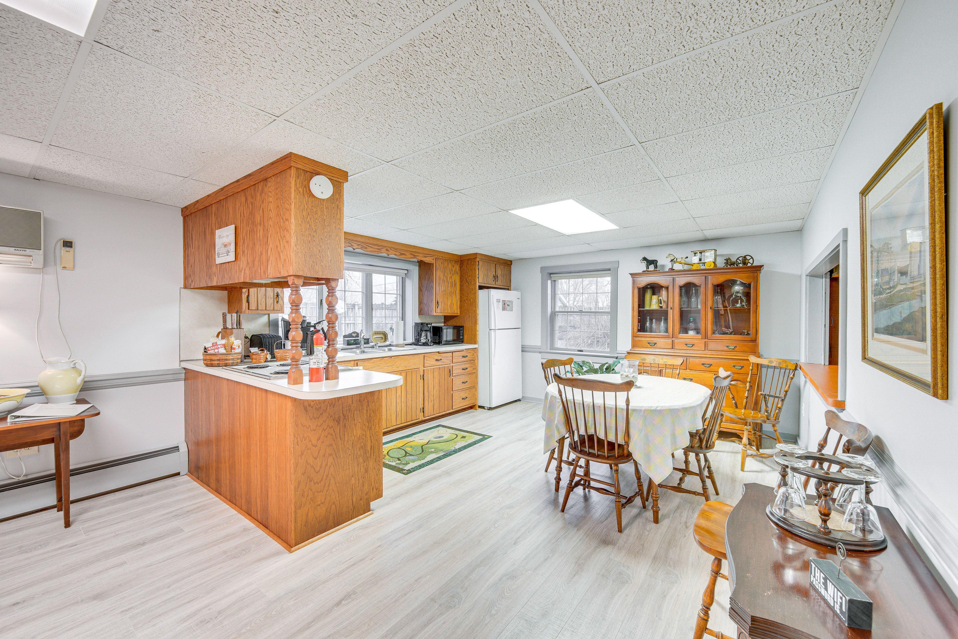 Dining Area | Kitchen