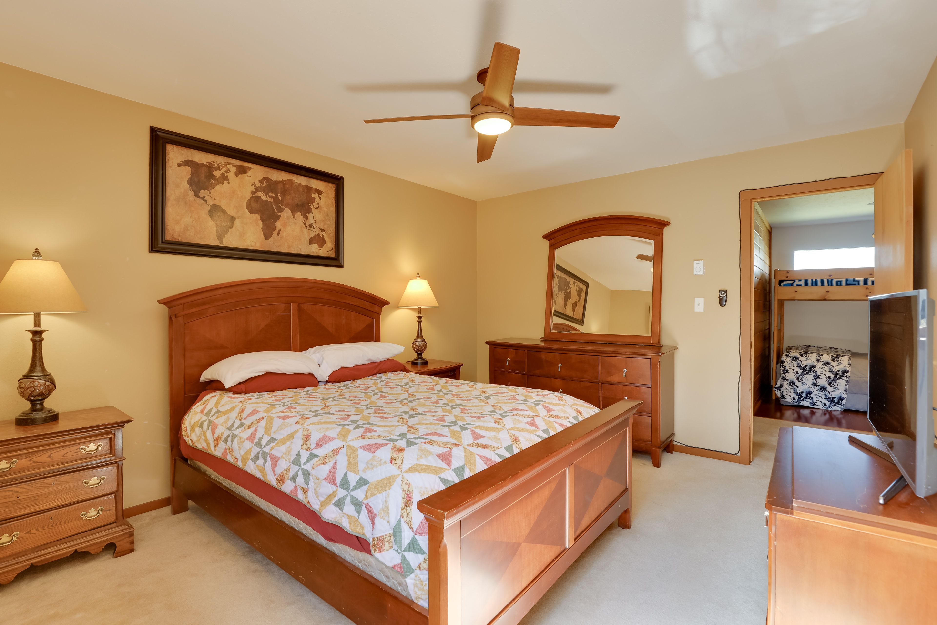 Bedroom 1 | Queen Bed