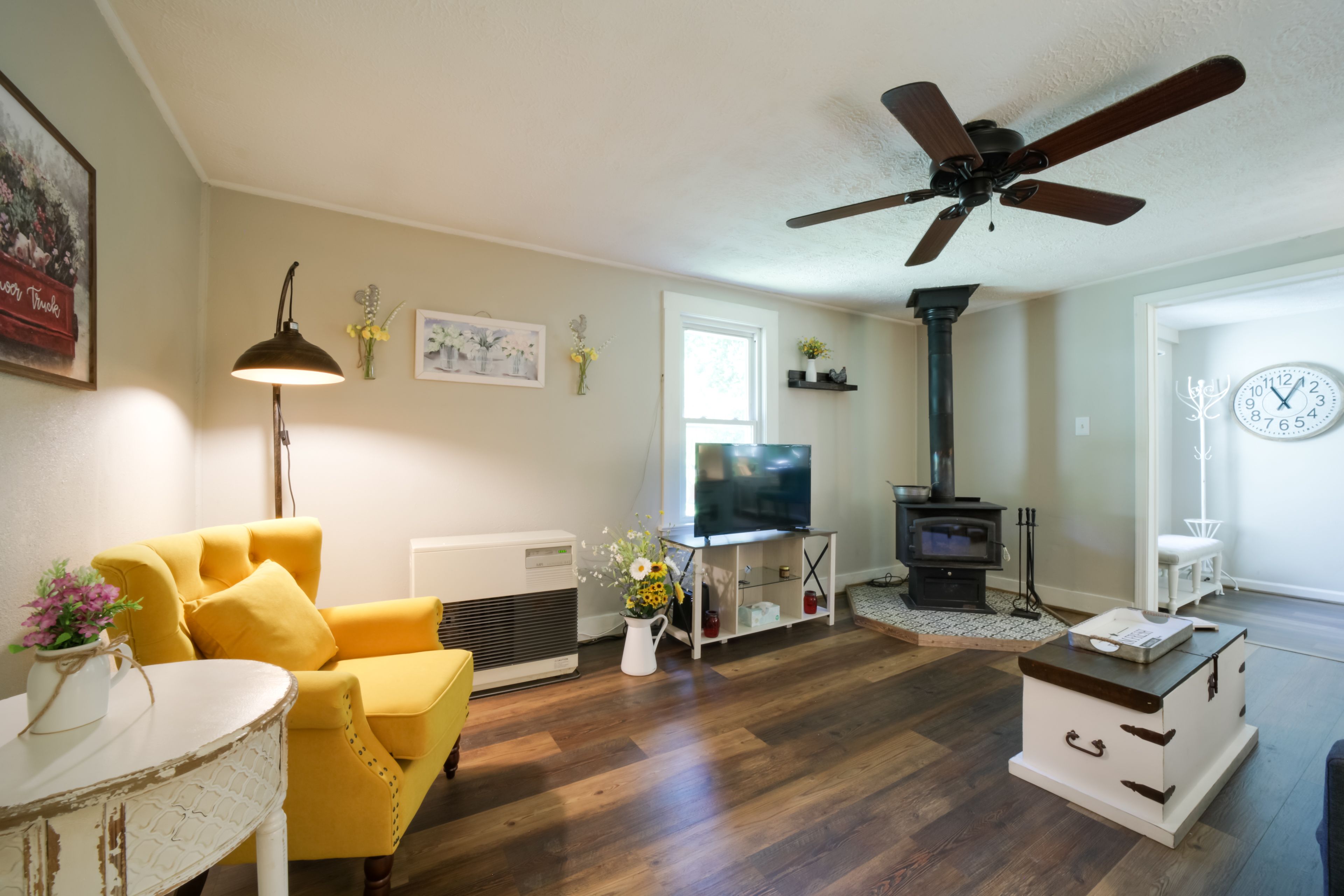 Living Room | Sleeper Sofa | Free WiFi