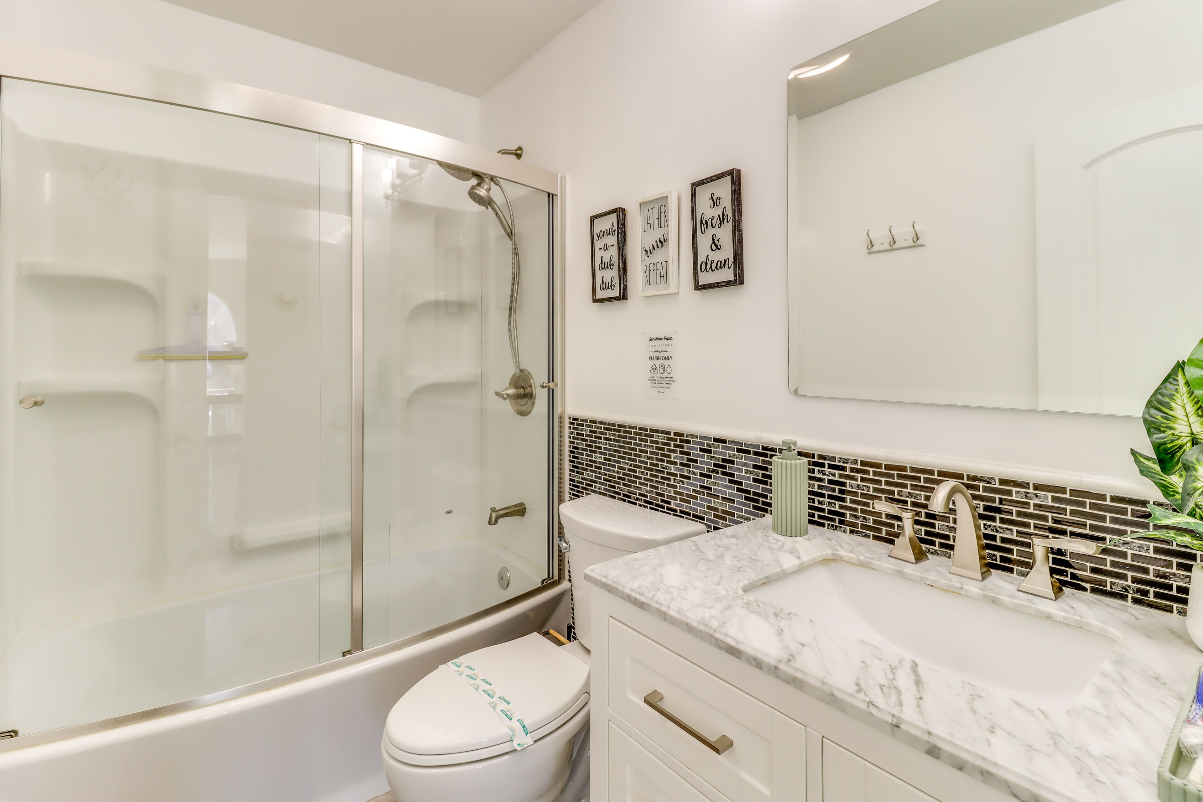 Full Bathroom | 2nd Floor